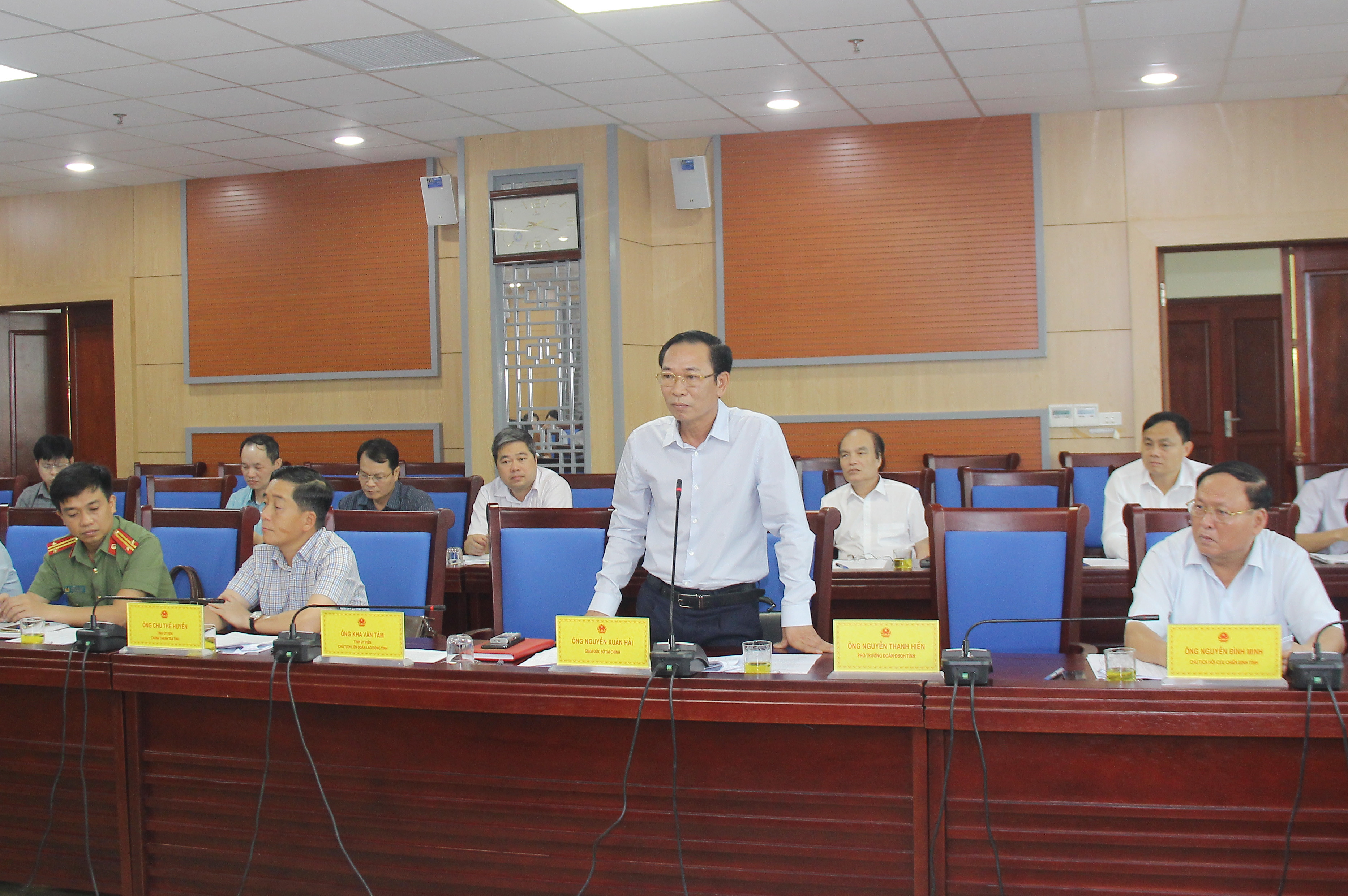 Đồng chí Nguyễn Xuân Hải - Giám đốc Sở Tài chính, thành viên Ủy ban bầu cử tỉnh cho ý kiến về 