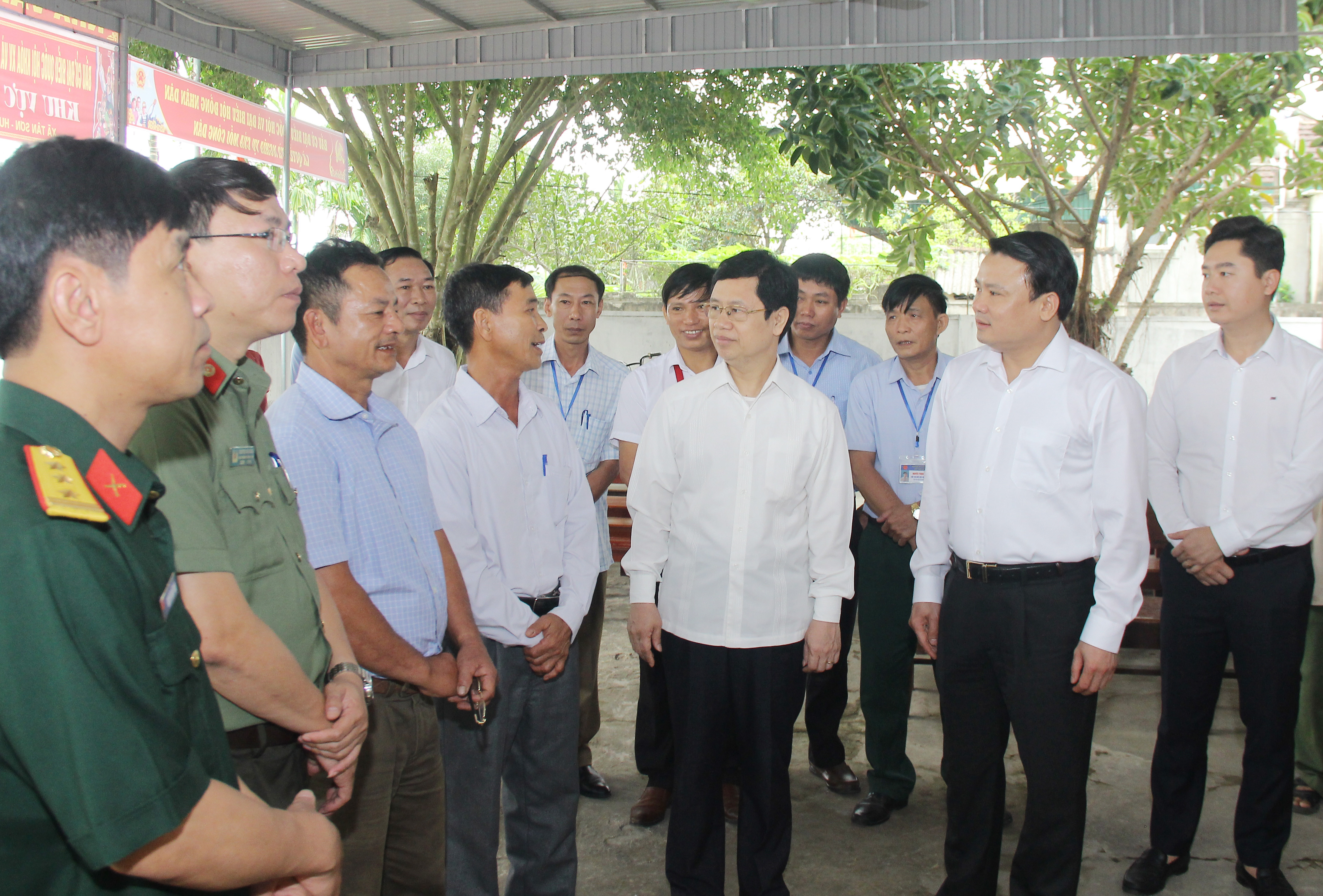 Đồng chí Nguyễn Xuân Sơn nêu một số lưu ý cho những người phụ trách công tác bầu cử cho tổ bầu cử số 5, xã Tân Sơn..