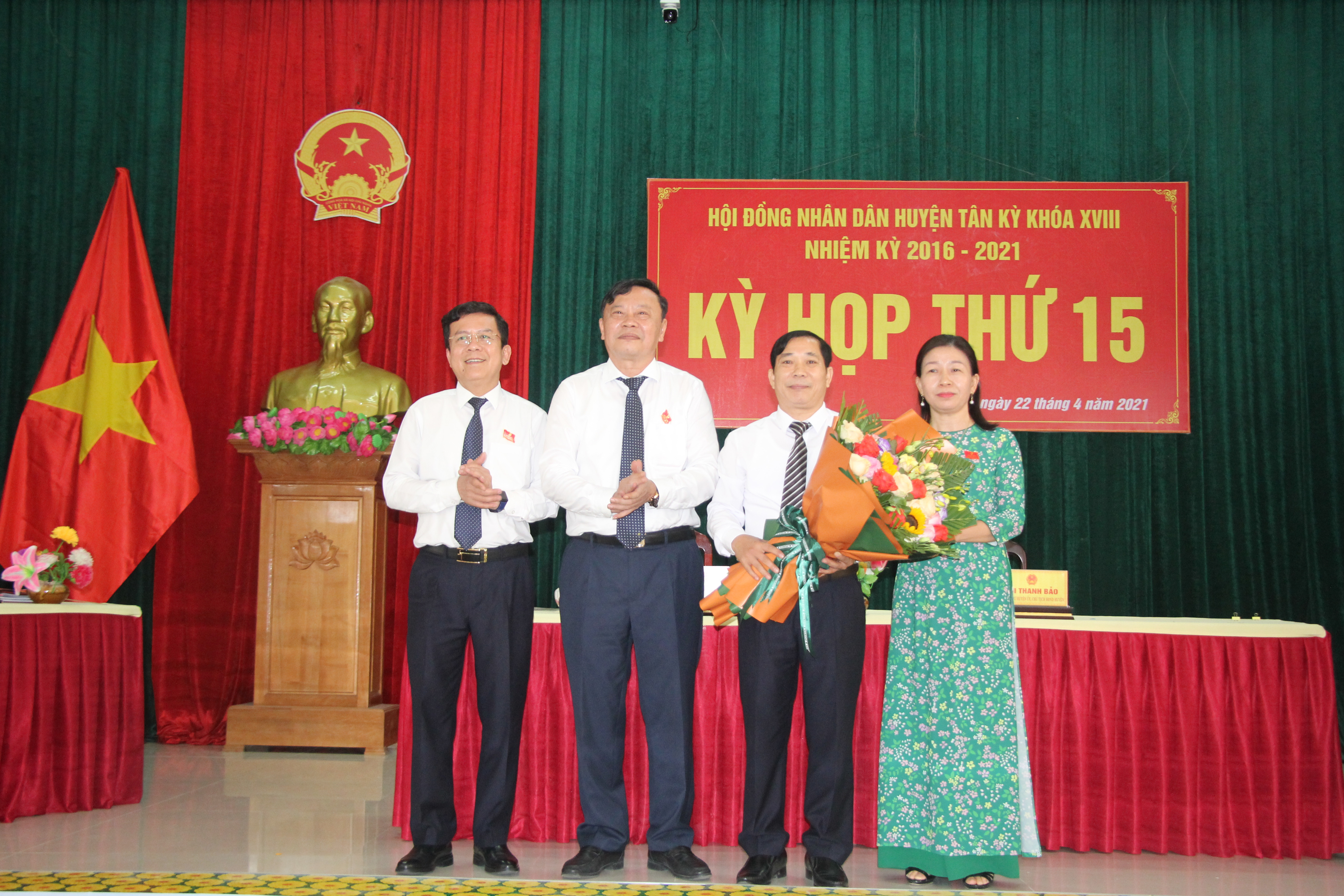 Thường trực HĐND huyện tặng hoa chúc mừng tân Chủ tịch UBND huyện Tân Kỳ, Ảnh Phương Hảo