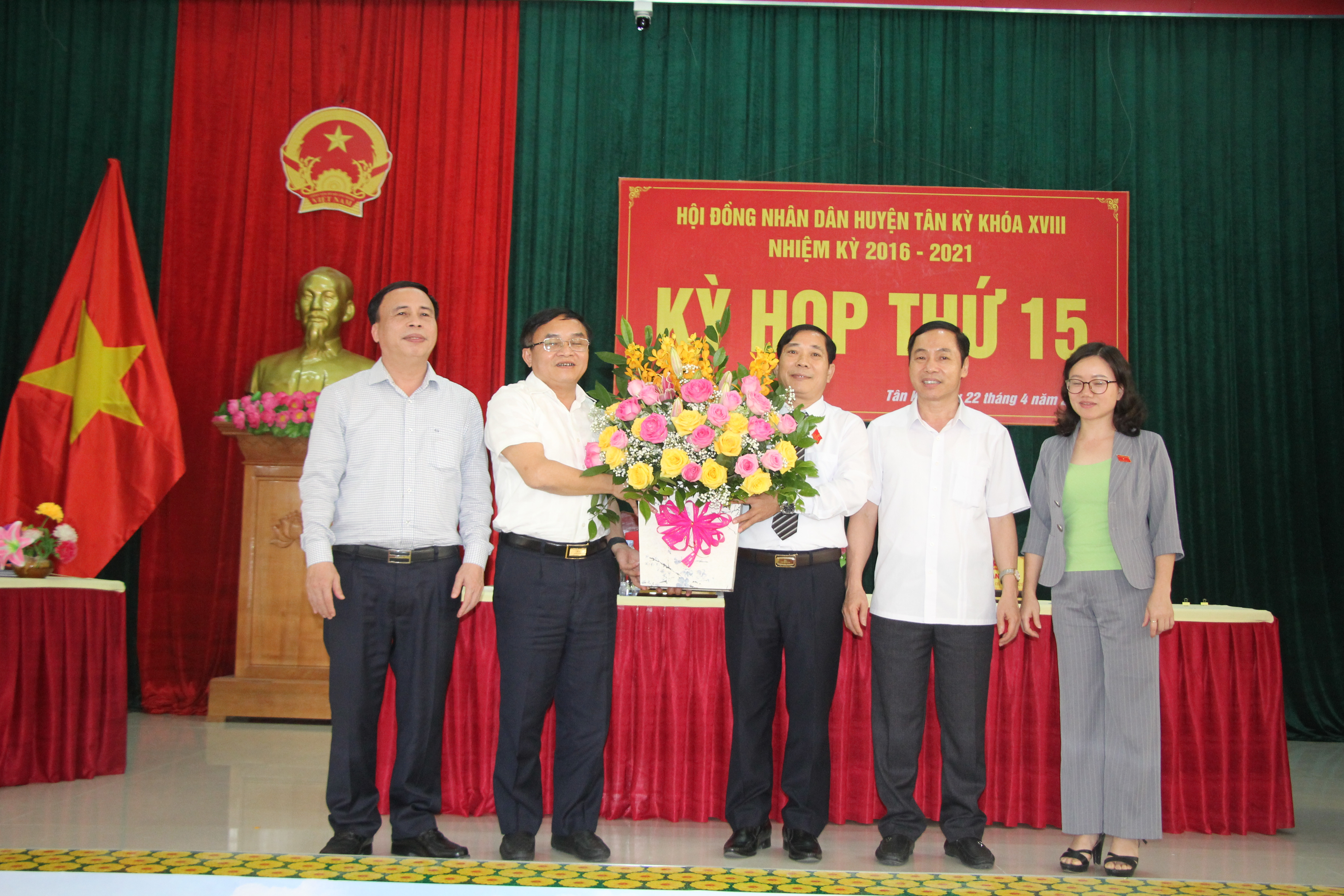 Lãnh đạo các Ban Tỉnh ủy chúc mừng tân Chu rtichj UBND huyện Tân Kỳ. Ảnh Phương Hảo