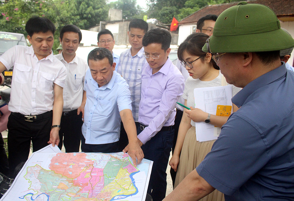 Đoàn công tác khảo sát, nghe thuyết trình về sự cần thiết nâng cấp cống Bến Thủy. Ảnh- Phú Hương