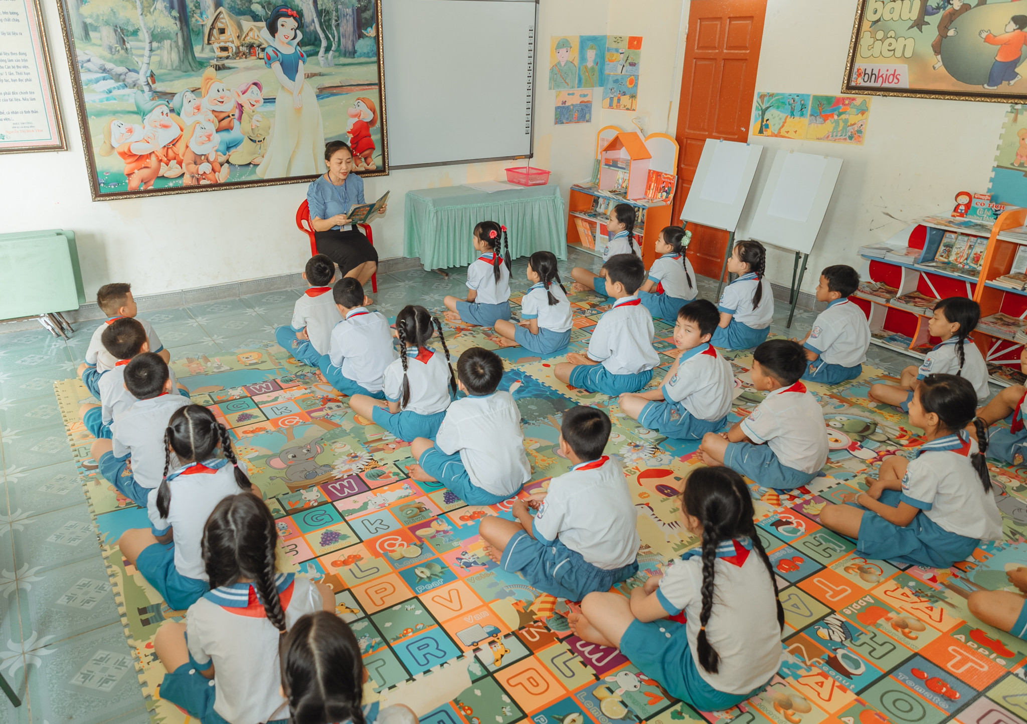Ở các trường tiểu học miền núi Nghệ An còn gặp nhiều khó khăn nhưng đọc sách là món ăn tinh thần không thể thiếu của các em học sinh. Thư viện trường học trở thành một hoạt động không thể thiếu trong mỗi giờ ra chơi hay đầu giờ và cuối giờ học của học trò nơi đây. Ảnh: Đức Anh