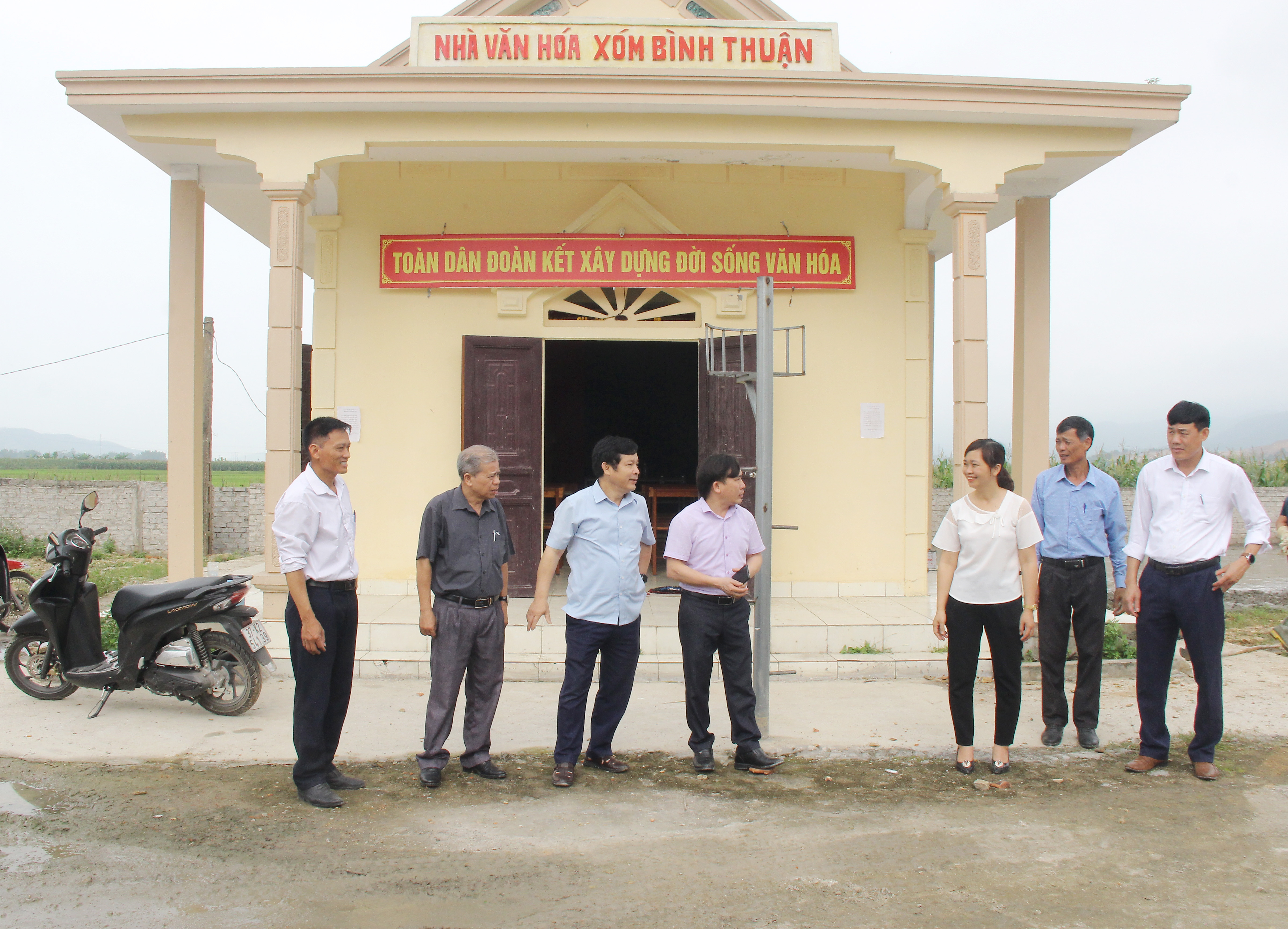 Nhà văn hóa xóm Bình Thuận, xã Nghi Thuận (huyện Nghi Lộc) đang được nâng cấp để đáp ứng nhu cầu sinh hoạt của nhân dân sau sáp nhập xóm. Ảnh: Mai Hoa