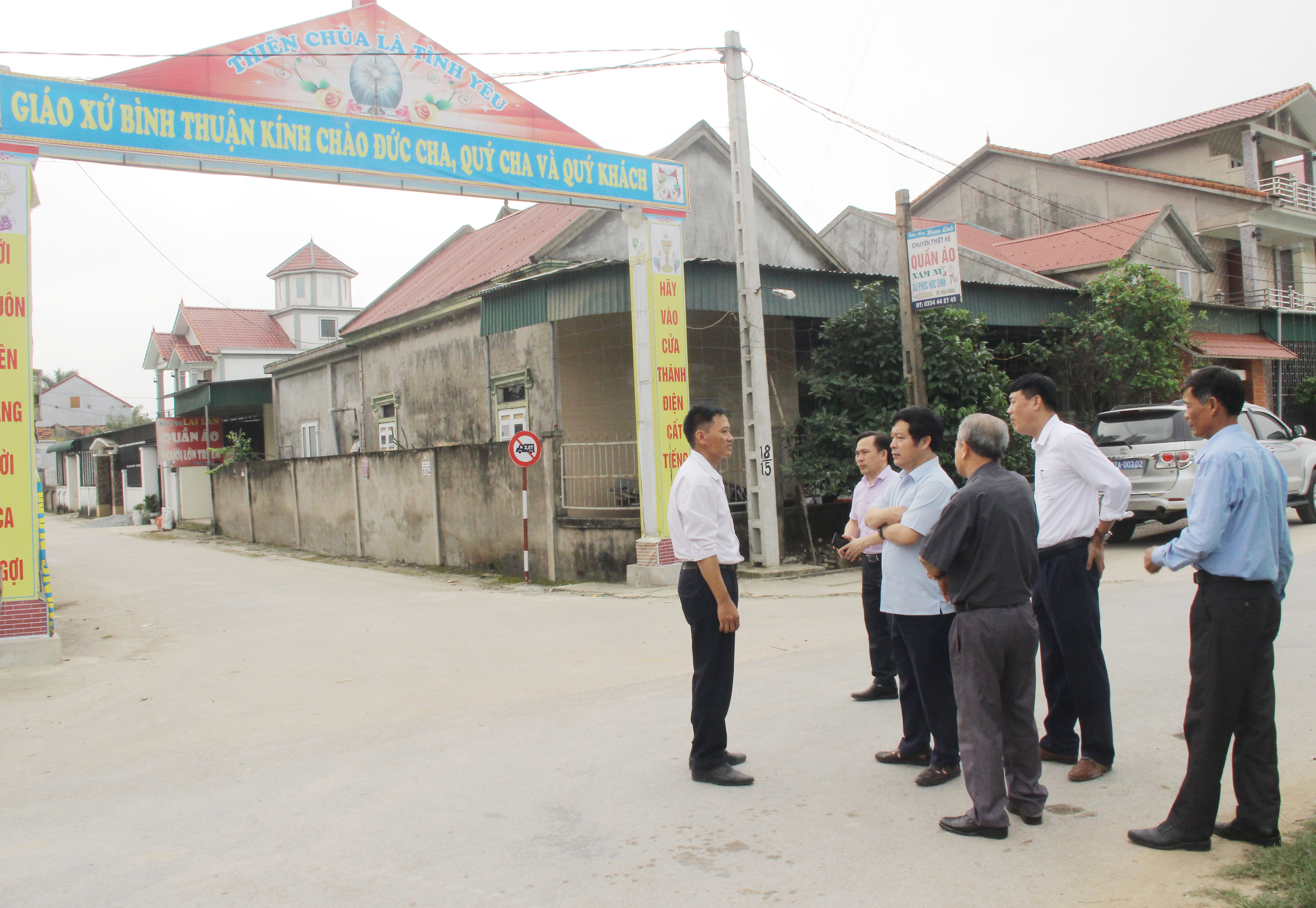 Đoàn công tác của Ban Tổ chức Tỉnh ủy trao đổi với cán bộ xã Nghi Thuận, huyện Nghi Lộc. Ảnh: Mai Hoa