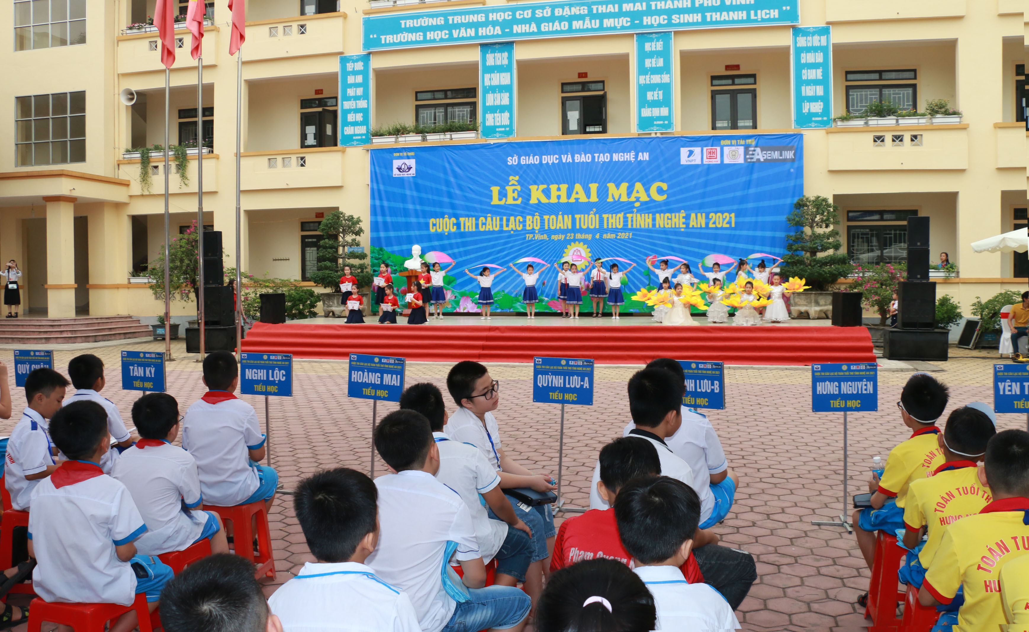 Chương trình biểu diễn văn nghệ do học sinh thành phố Vinh biểu diễn chào mừng lễ khai mạc. Ảnh: MH