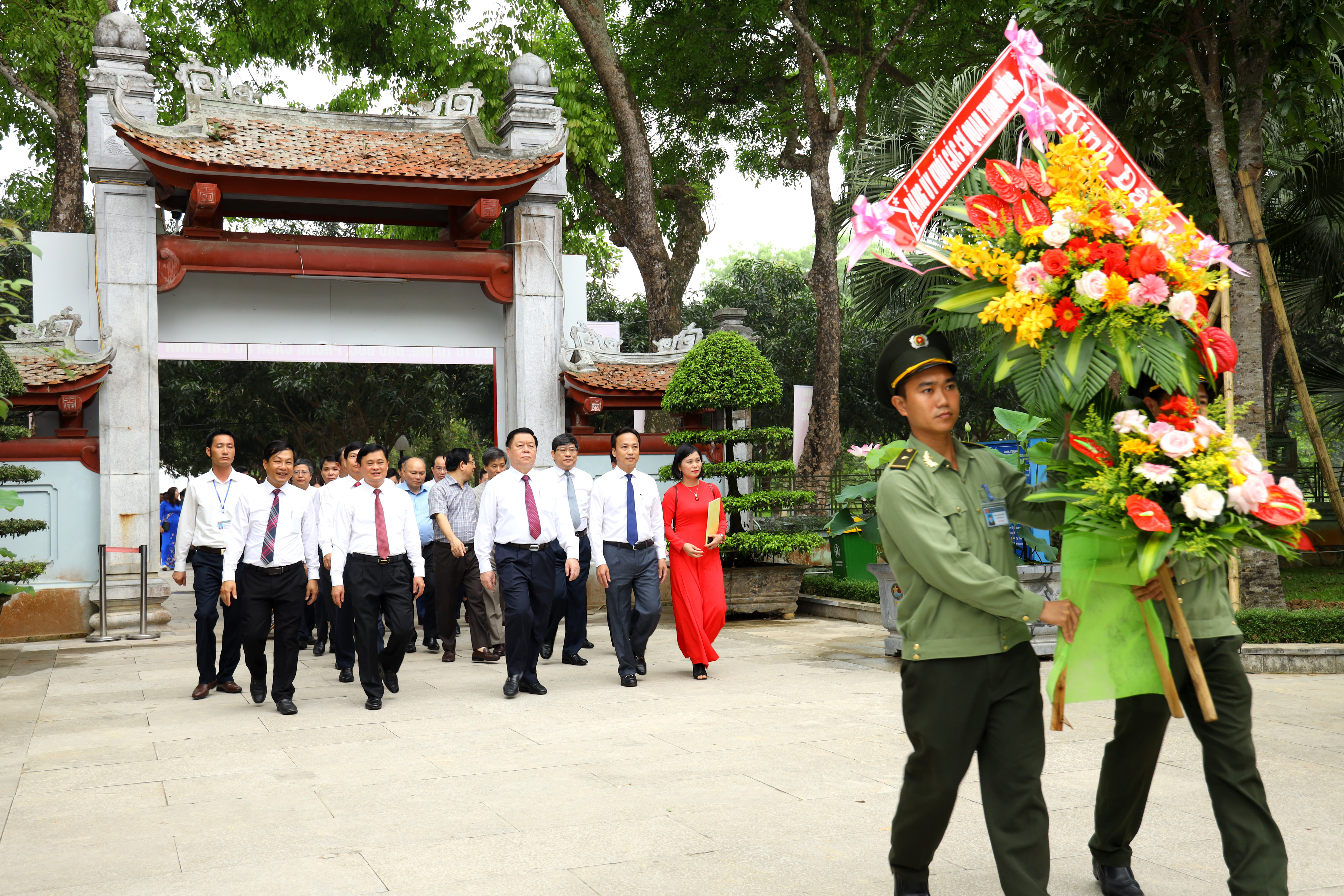 Đồng chí Nguyễn Trọng Nghĩa - Bí thư Trung ương Đảng, Trưởng Ban Tuyên giáo Trung ương cùng đồng chí Thái Thanh Quý - Ủy viên Trung ương Đảng, Bí thư Tỉnh ủy cùng đoàn đại biểu dâng hoa lên Chủ tịch Hồ Chí Minh. Ảnh Nguyên Nguyên