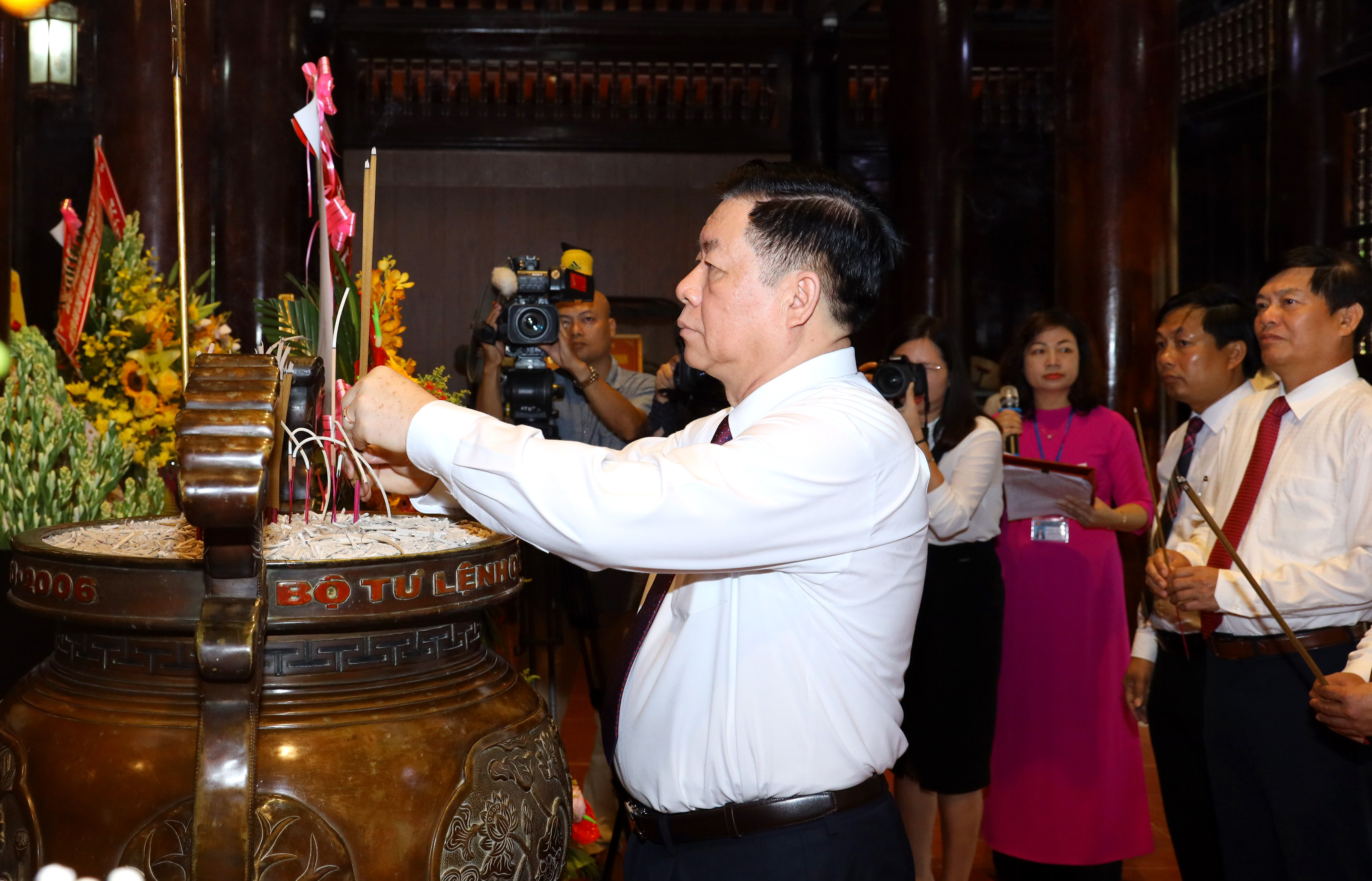 Đồng chí Nguyễn Trọng Nghĩa - Bí thư Trung ương Đảng, Trưởng Ban Tuyên giáo Trung ương dâng hương lên anh linh Chủ tịch Hồ Chí Minh. Ảnh Nguyên Nguyên