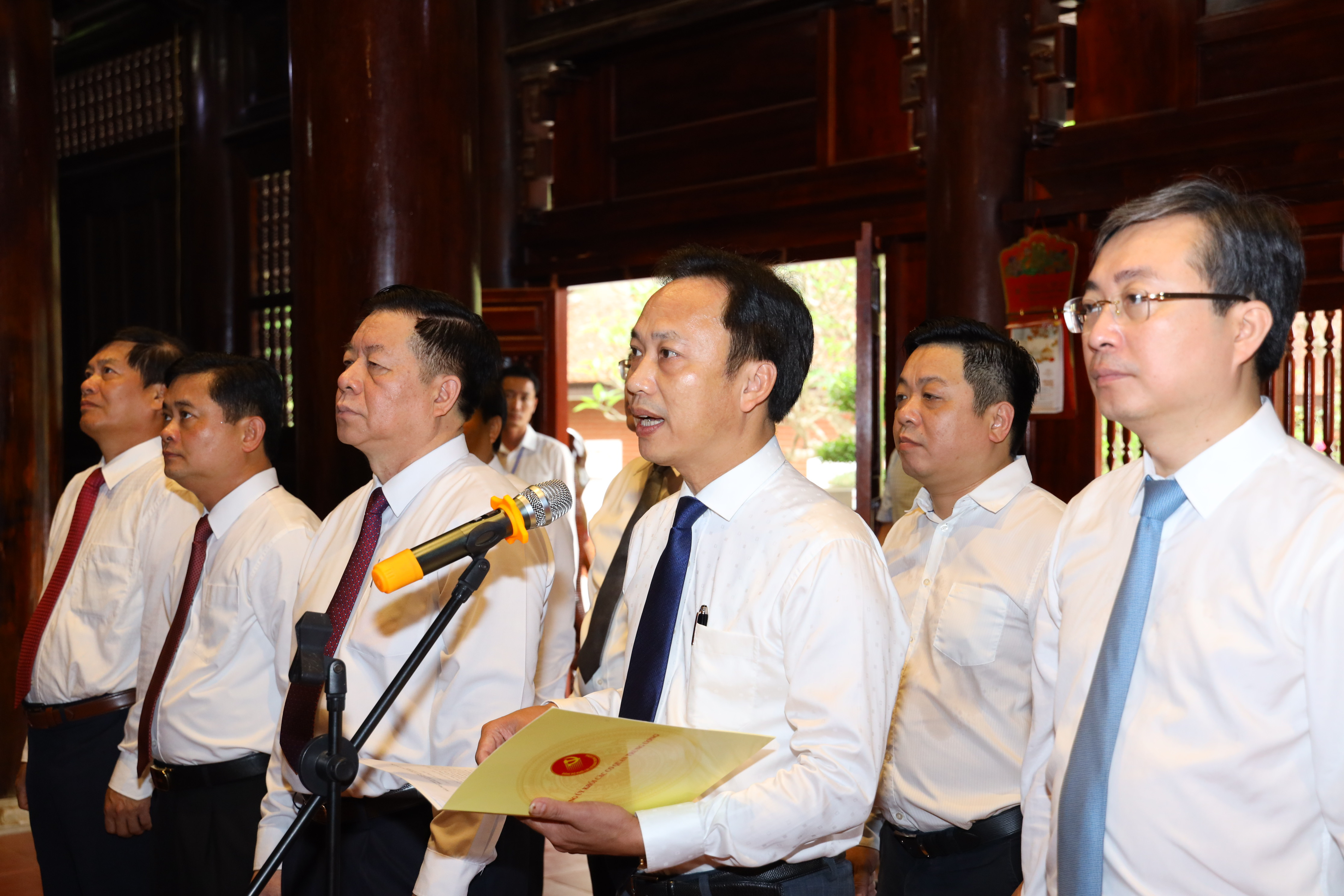Đàon đại biểu tổ chức lễ tưởng niệm Chủ tịch Hồ Chí Minh. Ảnh Nguyên Nguyên