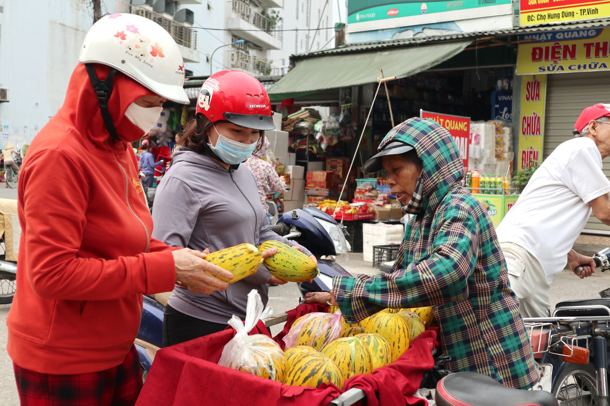 Dưa bở có mặt tại các chợ dân sinh ở thành phố Vinh, là thức quả giải nhiệt ngày hè được nhiều người lựa chọn. Ảnh: Thanh Phúc