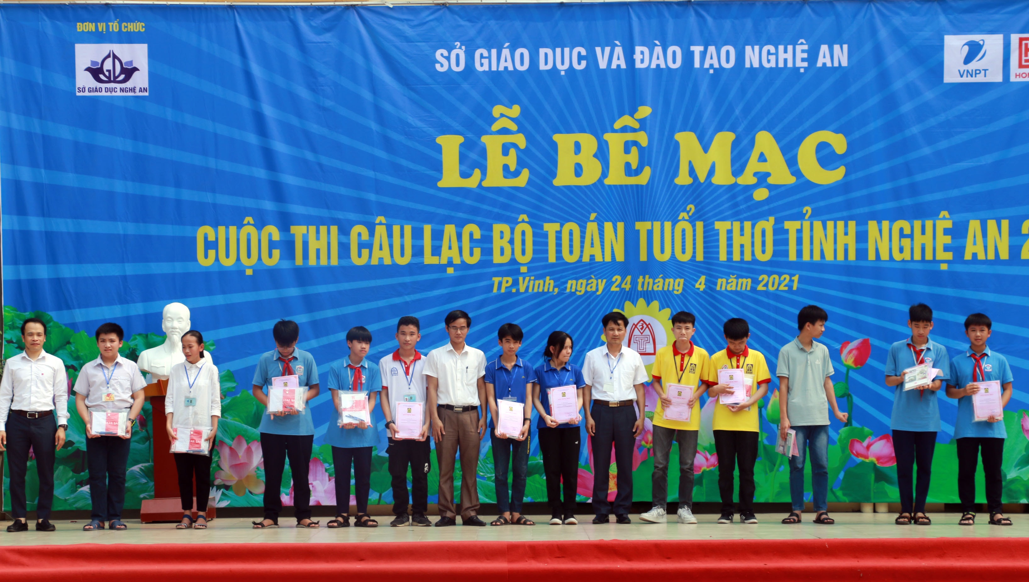 Ban tổ chức trao giải Bạc cá nhân cho bậc THCS. Ảnh: MH