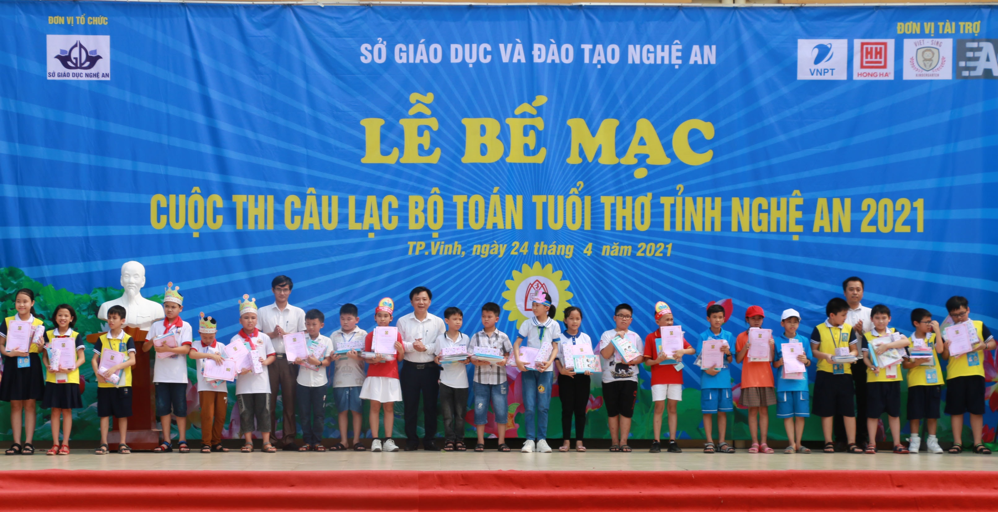 Ban tổ chức trao giải Bạc cá nhân cho bậc tiểu học. Ảnh: MH