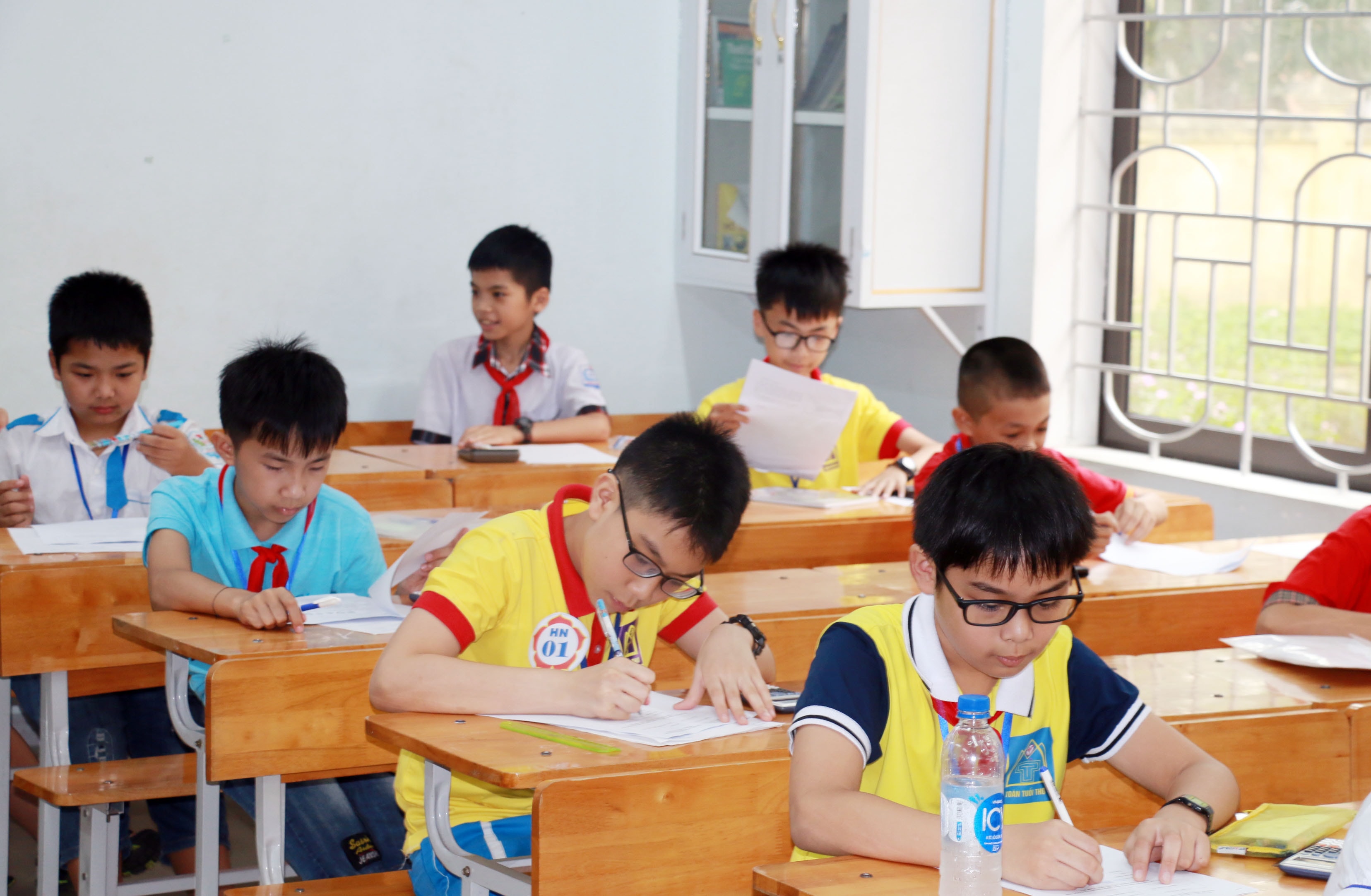 Các thí sinh tham dự cuộc thi Toán cá nhân. Ảnh: MH