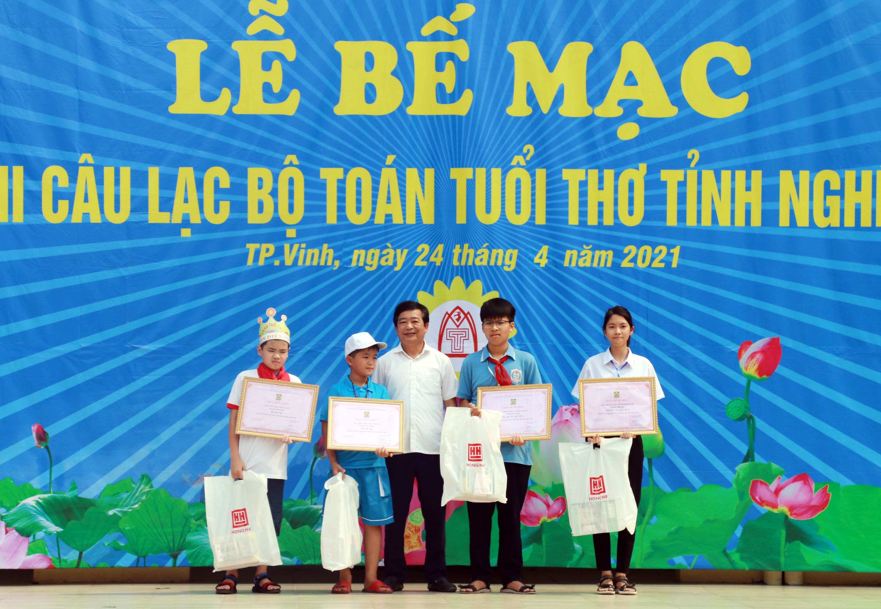 Phó Giám đốc Sở Giáo dục và Đào tạo Võ Văn Mai trao giải Bạc cho các câu lạc bộ. Ảnh: MH.