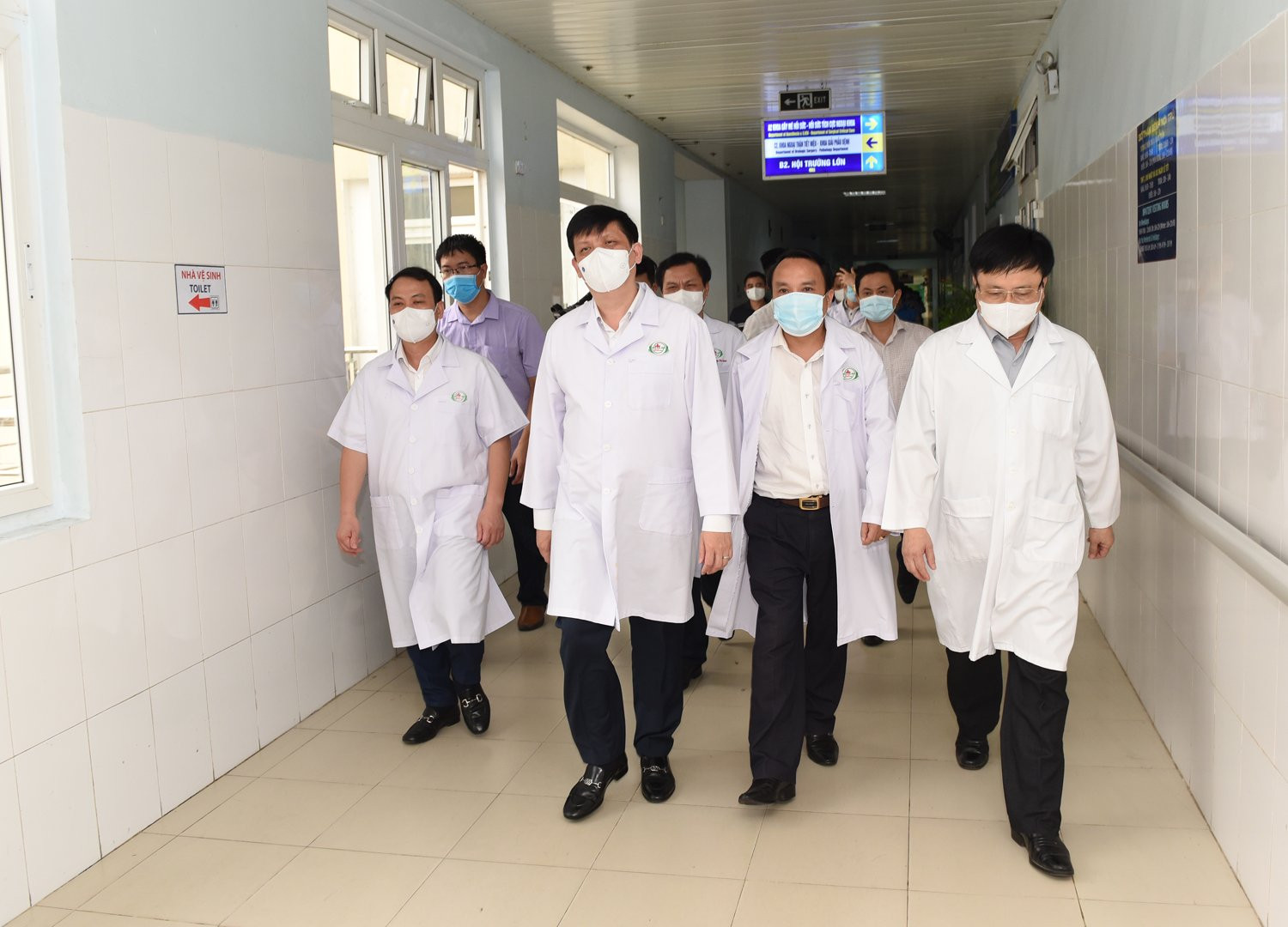 Bộ trưởng Bộ Y tế Nguyễn Thanh Long và Ban chỉ đạo Phòng chống dịch COVID-19 tỉnh Nghệ An kiểm tra tại Bệnh viện Hữu nghị Đa khoa Nghệ An. Ảnh: Thành Cường