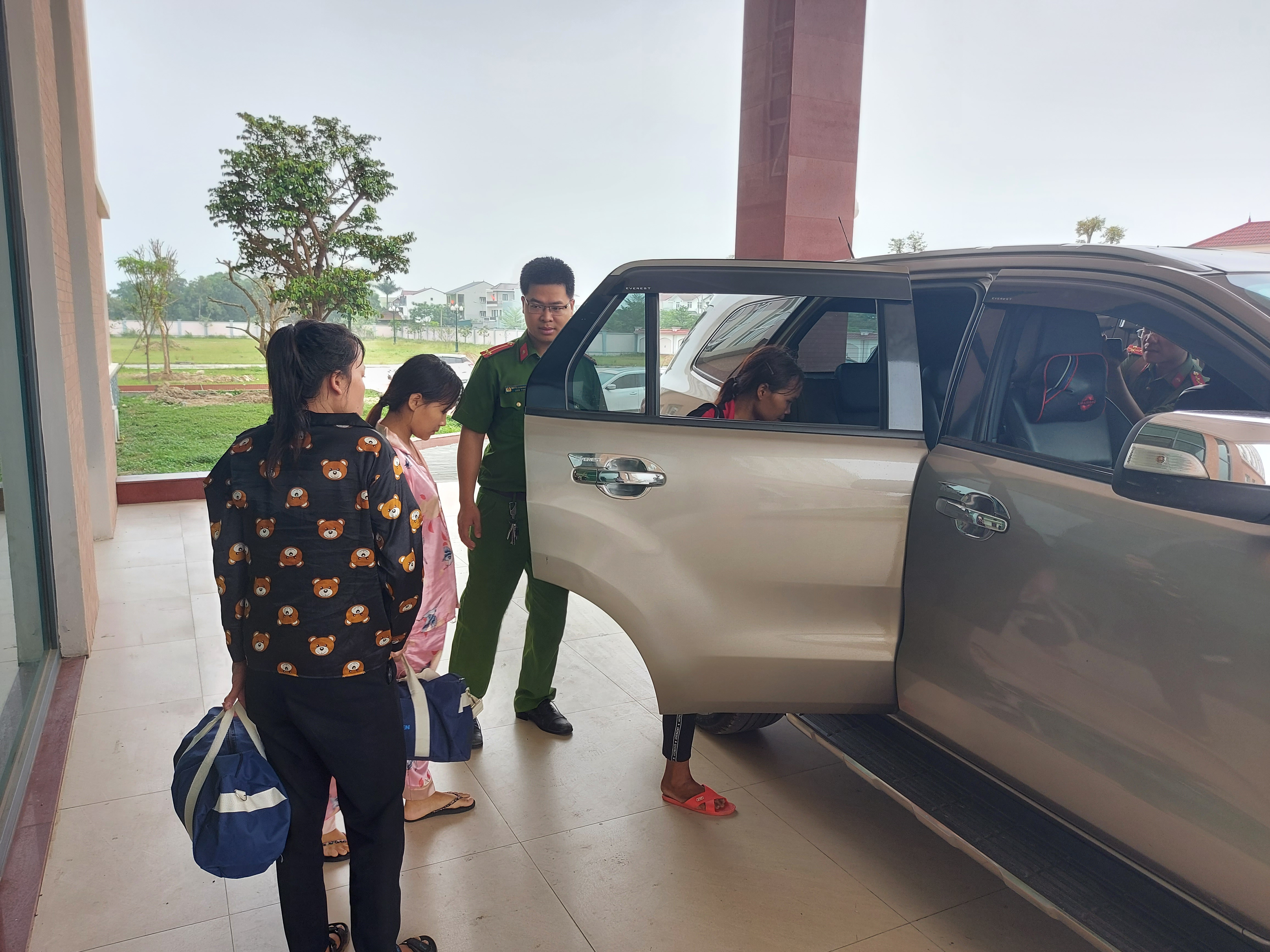 3 thai phụ được đưa lên xe về bàn giao cho gia đình ở Kỳ Sơn. Ảnh: Tiến Hùng