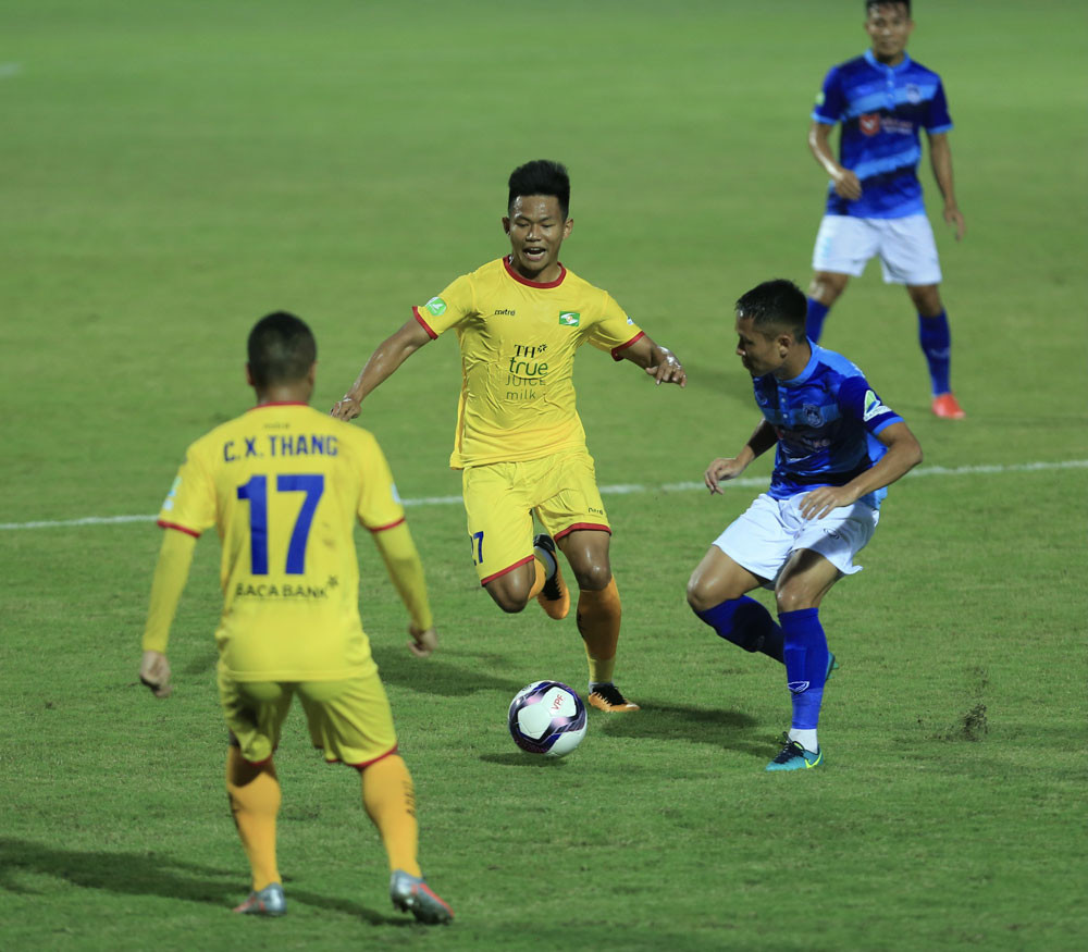 Tiền vệ Nguyễn Xuân Bình (số 27) có trận đấu đầu tiên cho SLNA. Ảnh: VPF