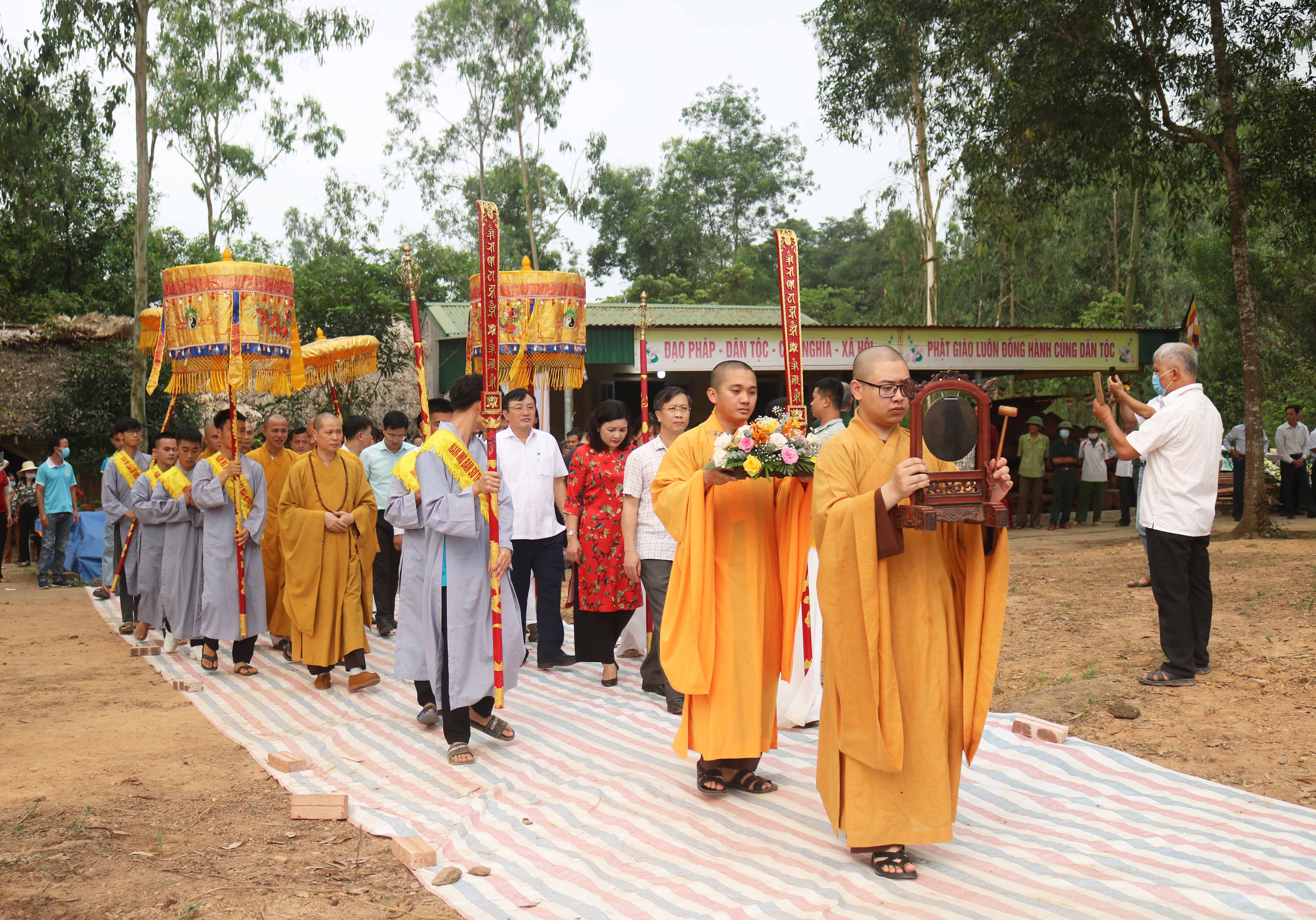 cung nghinh đại biểu và chư tăng 