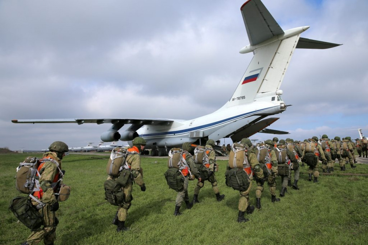Lính dù Nga lên máy bay vận tải quân sự ở Taganrog, gần biên giới Ukraine hôm 22/4. Ảnh: Reuters