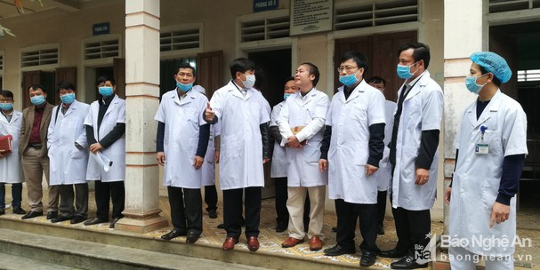 Đoàn lãnh đạo tỉnh kiểm tra cơ sở vật chất chống dịch do virus Corona tại Bệnh viện Đa khoa Diễn Châu. Ảnh tư liệu Mai Giang