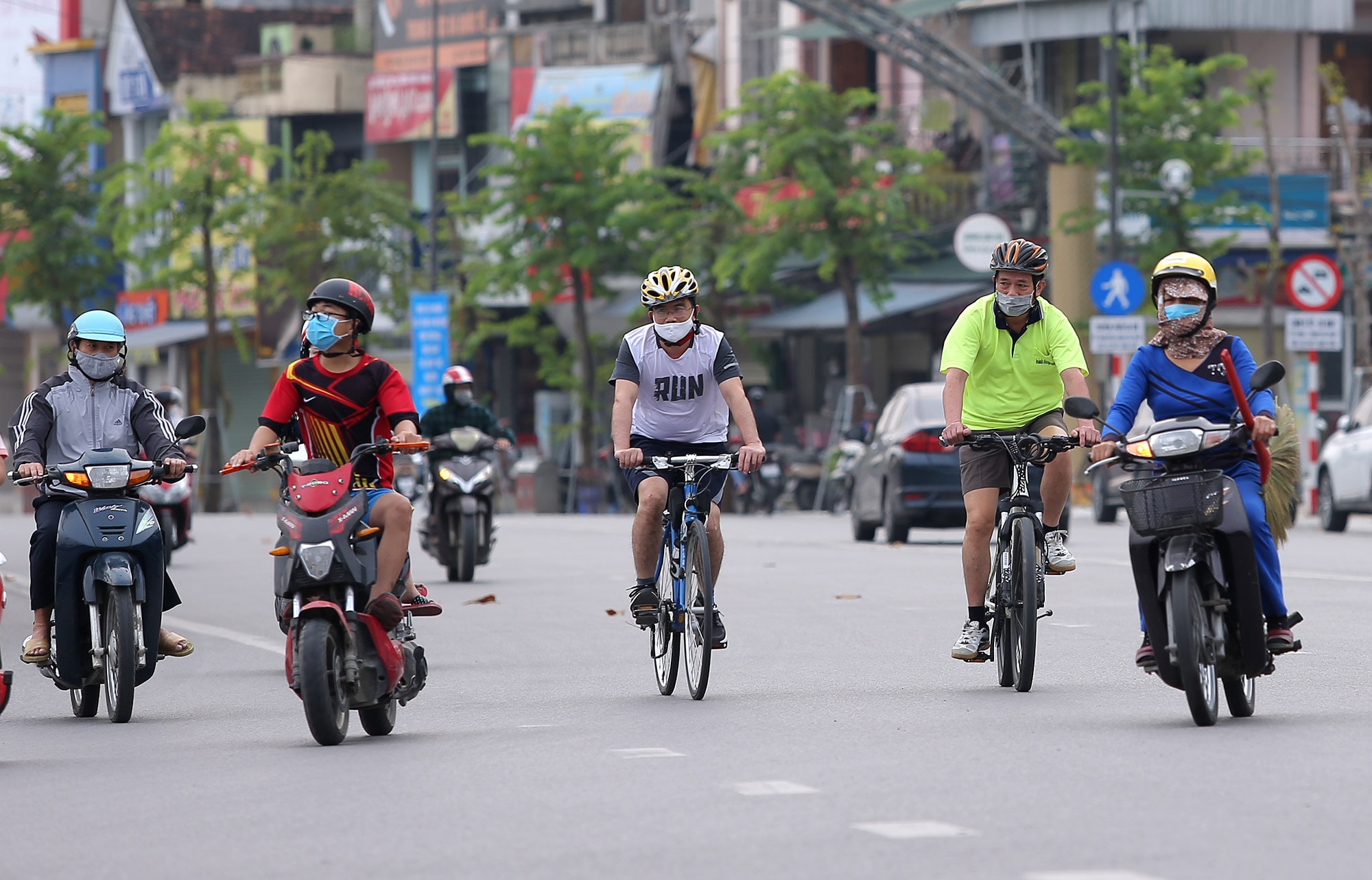 Thành phố Vinh yêu cầu thực hiện nghiêm việc đeo khẩu trang nơi công cộng. Ảnh: Lâm Tùng