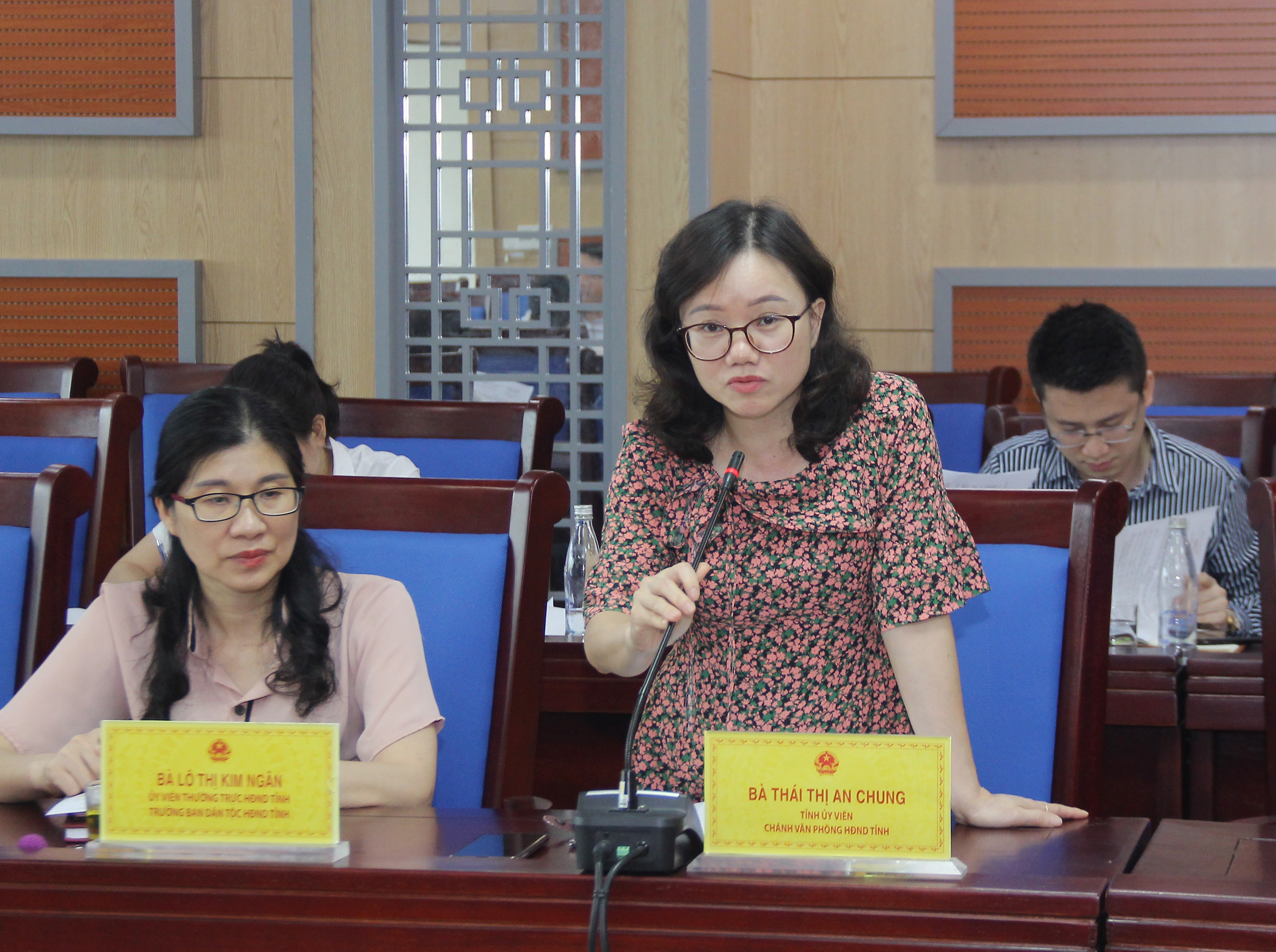 Chánh Văn phòng HĐND tỉnh Thái Thị An Chung báo cáo công tác chuẩn bị kỳ họp thứ 20, HĐND tỉnh. Ảnh: Mai Hoa