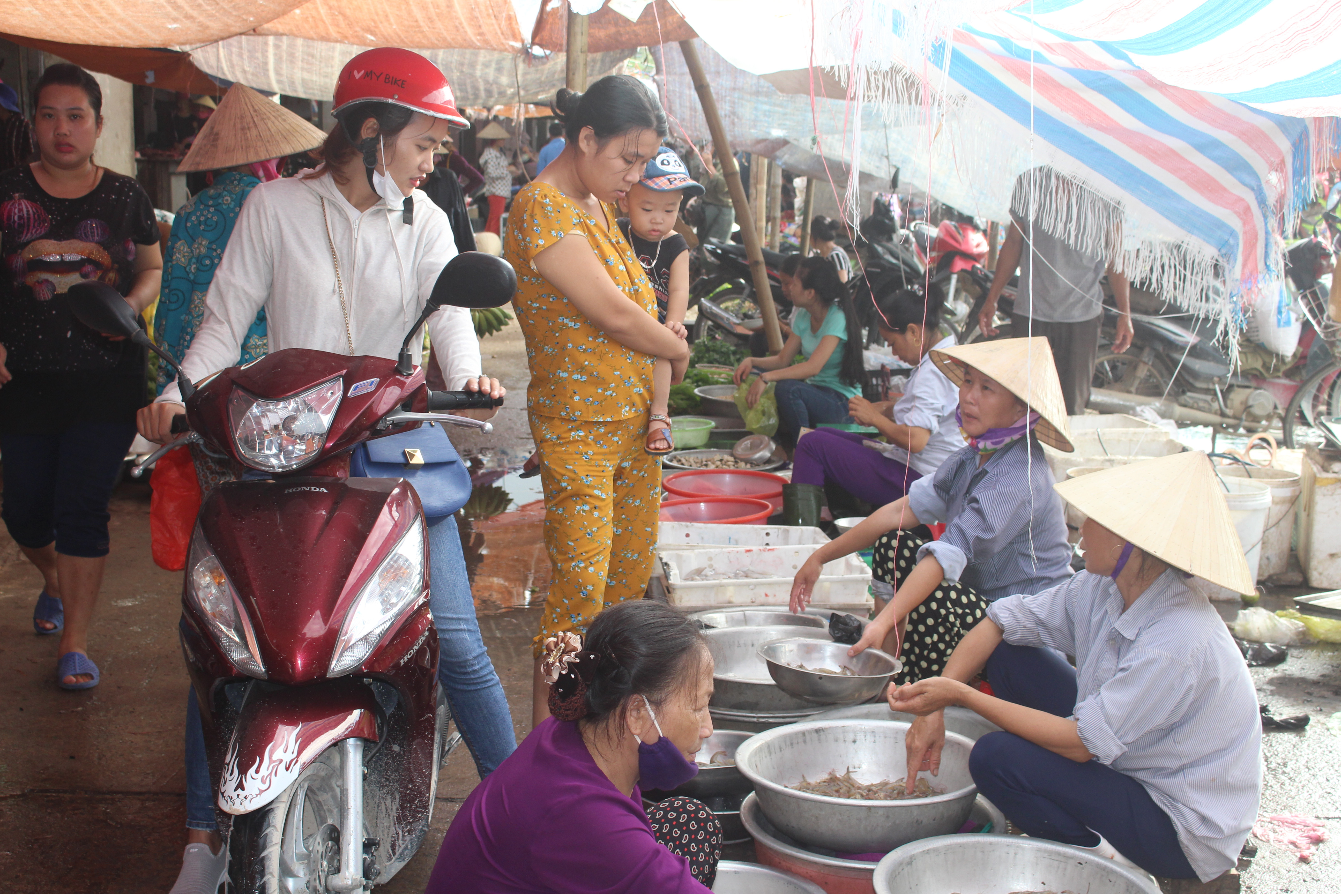 Tại chợ Quỳnh Xuân (Hoàng Mai) cả người mua lẫn người bán đều không đeo khẩu trang. Ảnh: Thanh Phúc