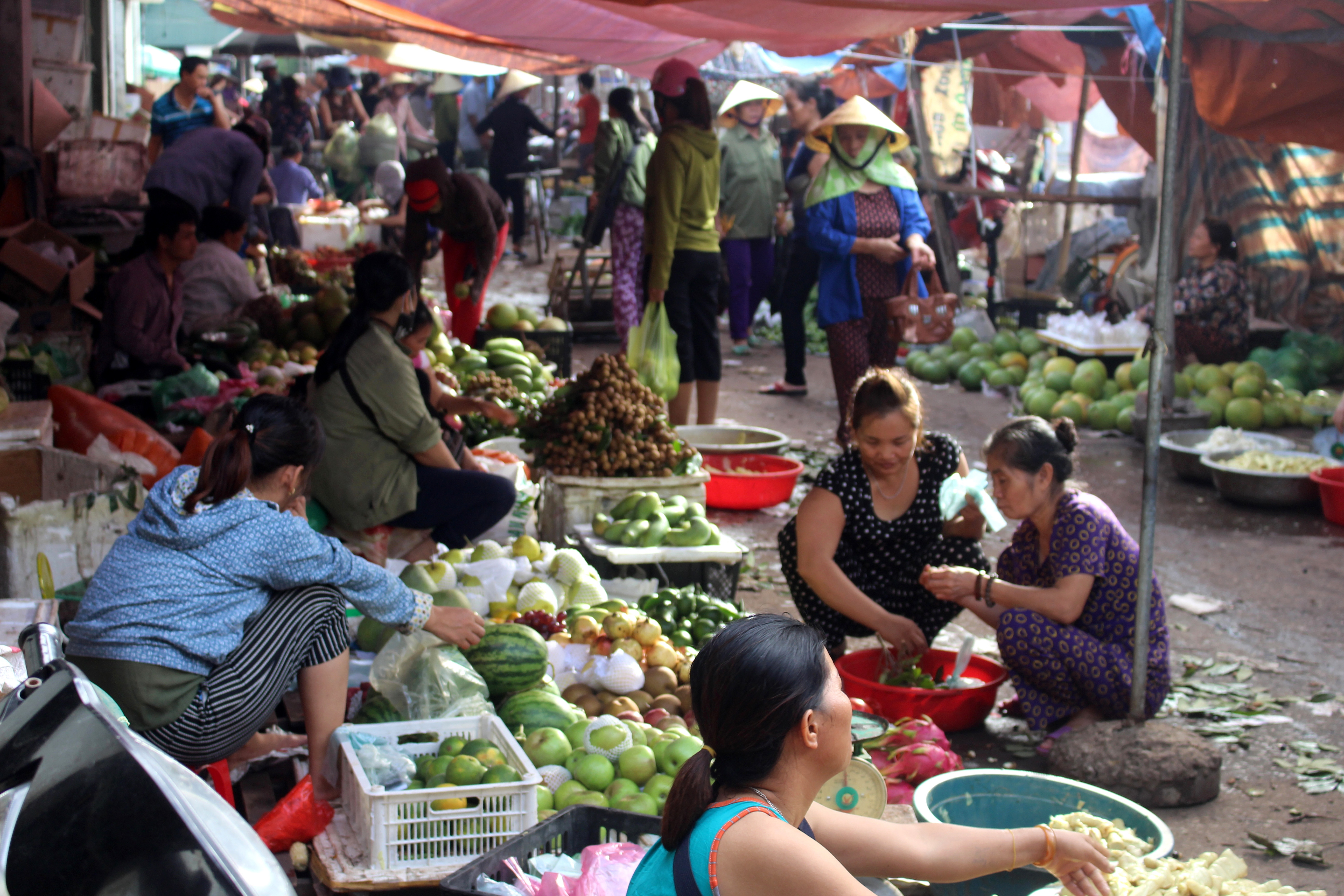 Chợ là nơi tiềm ẩn nguy cơ cao về sự xâm nhập của dịch bệnh, nếu không được kiểm soát tốt sẽ trờ thành ổ dịch phát tán trong cộng đồng. Ảnh: Thanh Phúc