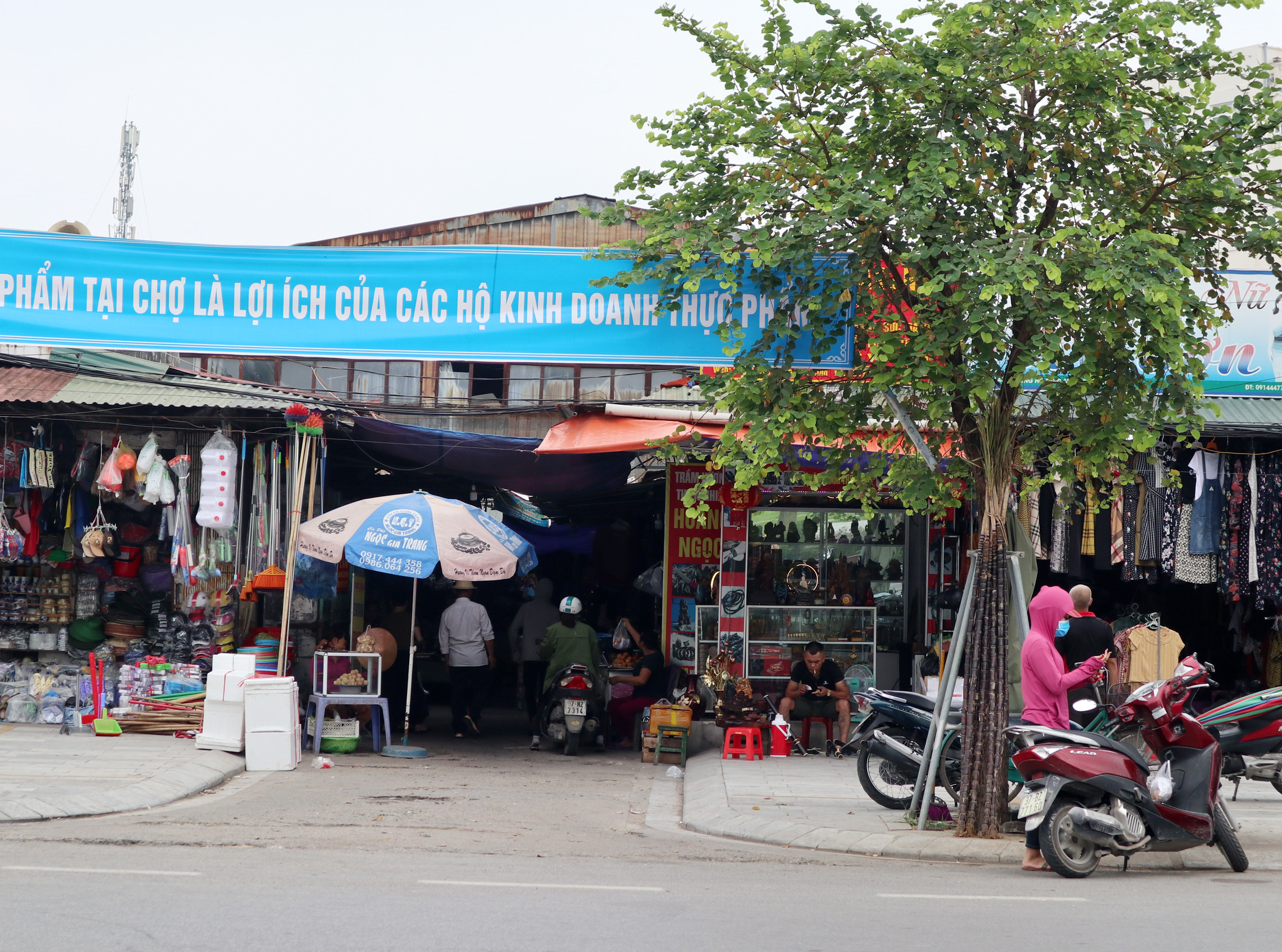 Tại các cửa ra vào tại chợ Quán Lau không có bất kỳ bàn rửa tay sát khuẩn nào. Ảnh: Thanh Phúc