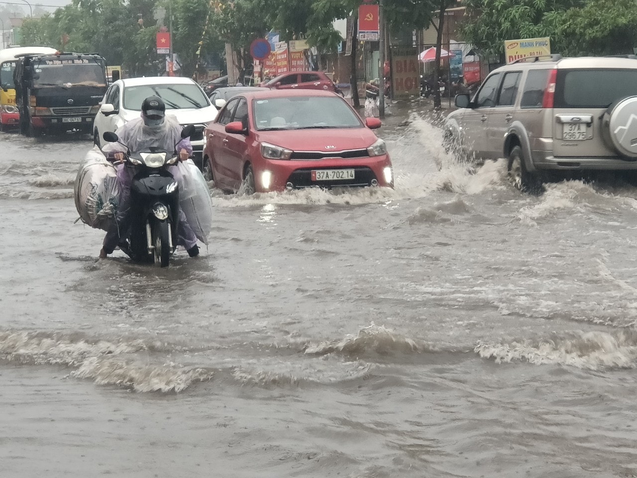 Do đi vào vùng ngập sâu nên chiếc xe máy này đã bị chết máy. Ảnh: Tiến Đông