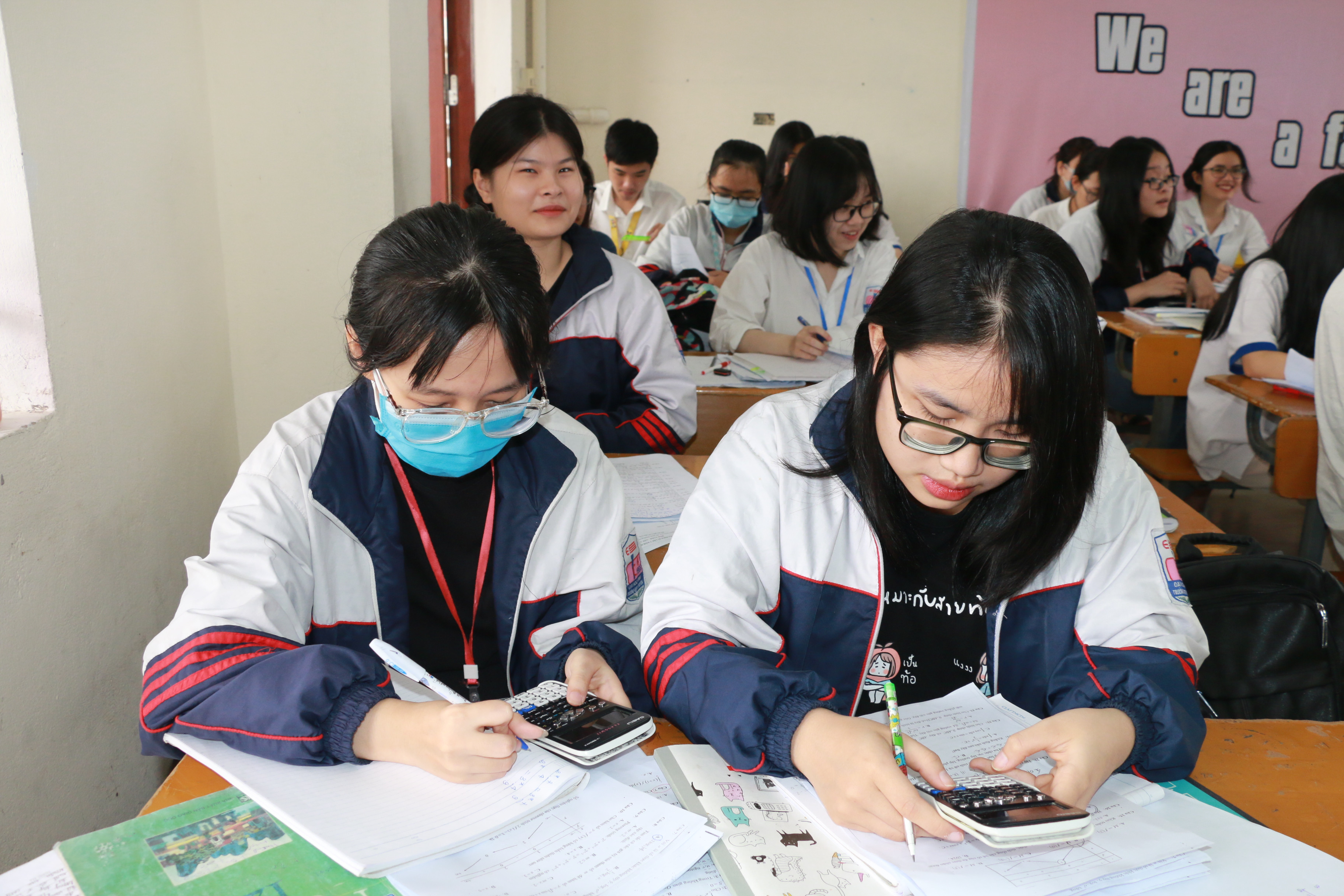 Để đảm bảo an toàn, Sở Giáo dục và Đào tạo yêu cầu học sinh cần đeo khẩu trang ở những nơi tập trung đông người. Ảnh: MH