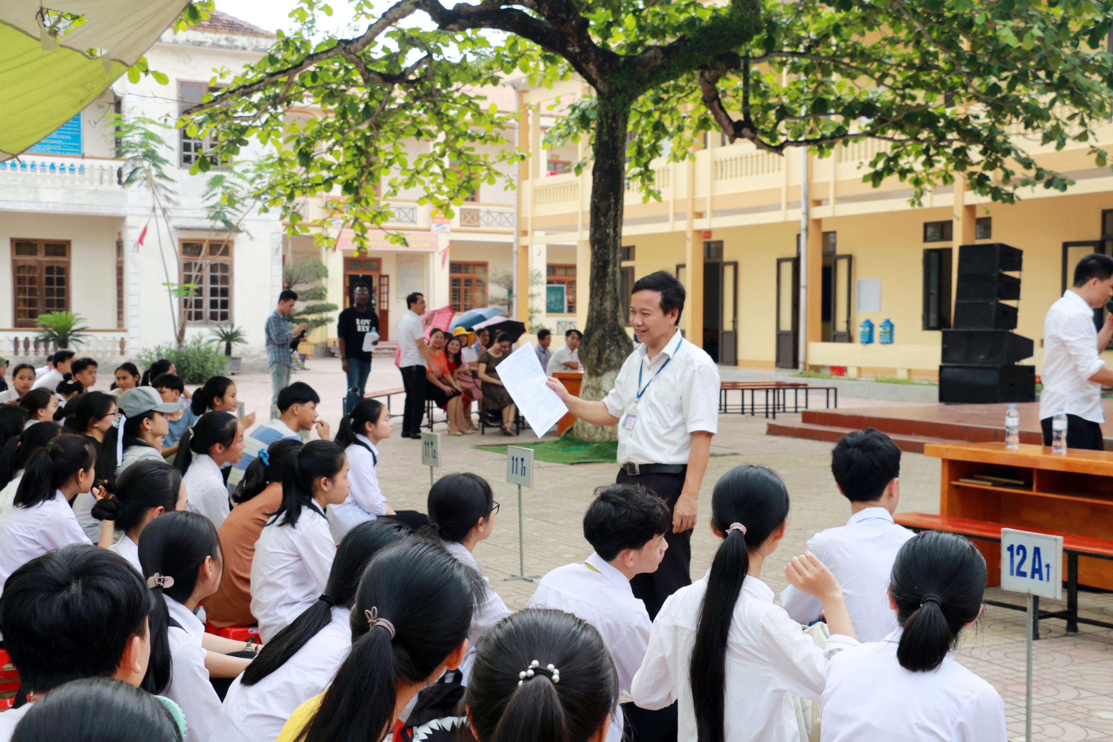 Lãnh đạo Trường THPT Anh Sơn 1 tư vấn học sinh trong quá trình làm hồ sơ đăng ký vào các trường đại học, cao đẳng. Ảnh: MH