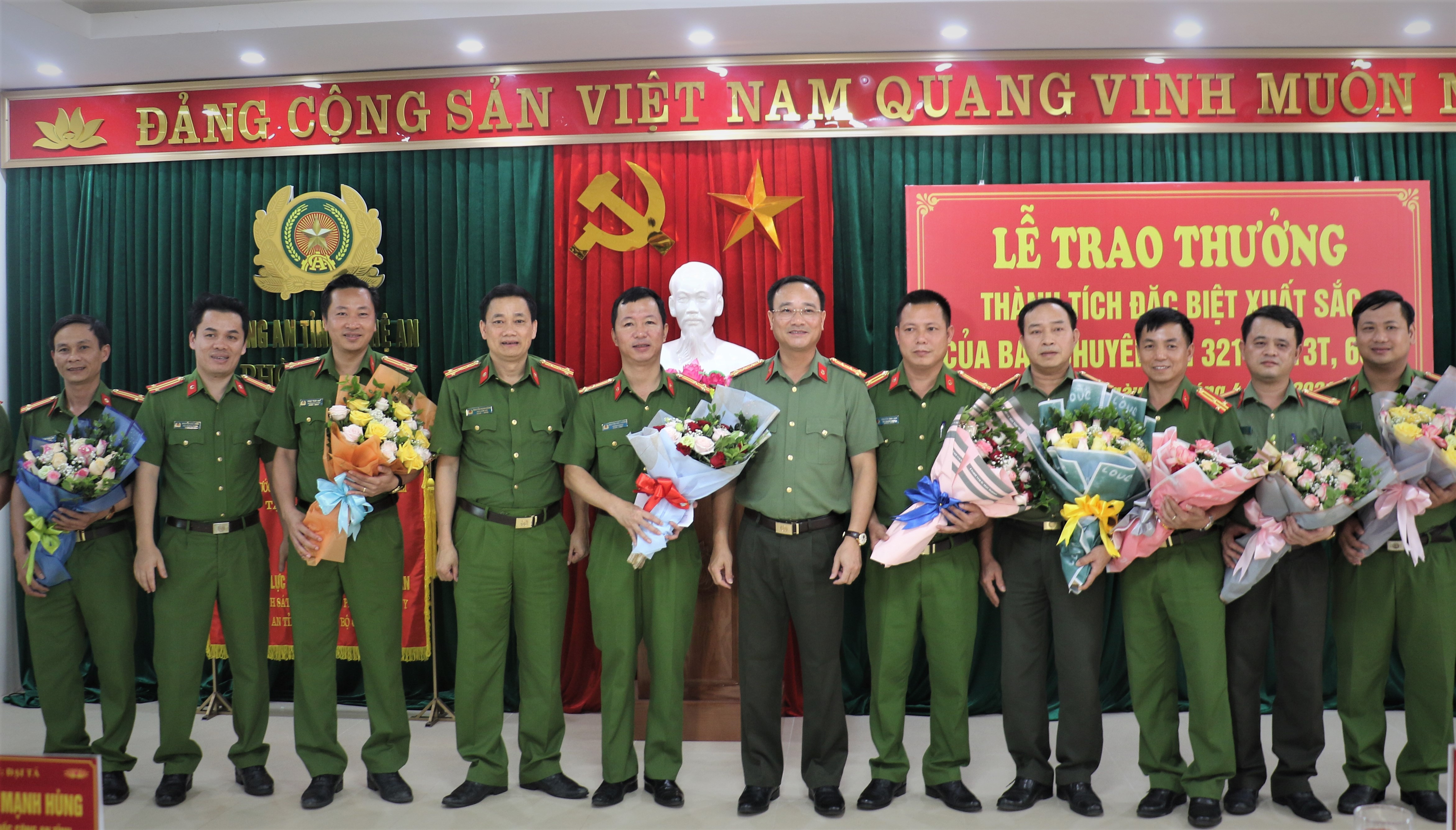 Giám đốc Công an tỉnh Nghệ An trao thưởng cho ban chuyên án. Ảnh: B.M
