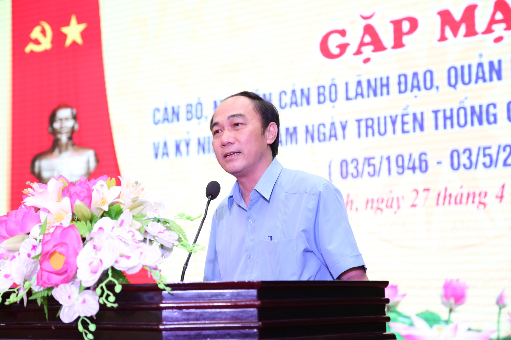 Đồng chí Trần Quốc Khánh - Phó trưởng Ban Tuyên giáo Tỉnh ủy phát biểu tại buổi gặp mặt. 