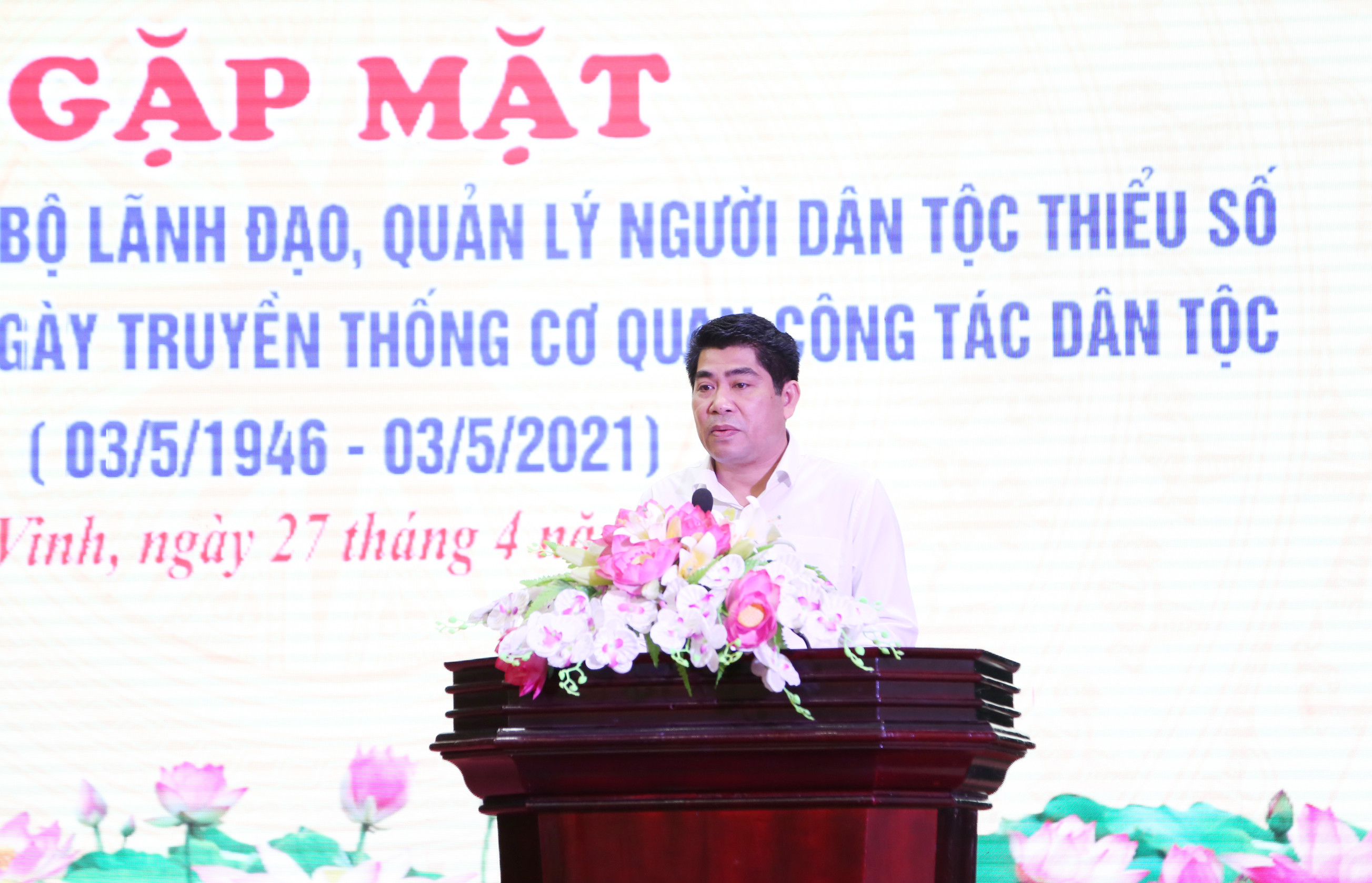 Đồng chí Trưởng ban Dân tộc tỉnh Vi Văn Sơn phát biểu tại buổi tọa đàm. Ảnh: Thanh Quỳnh