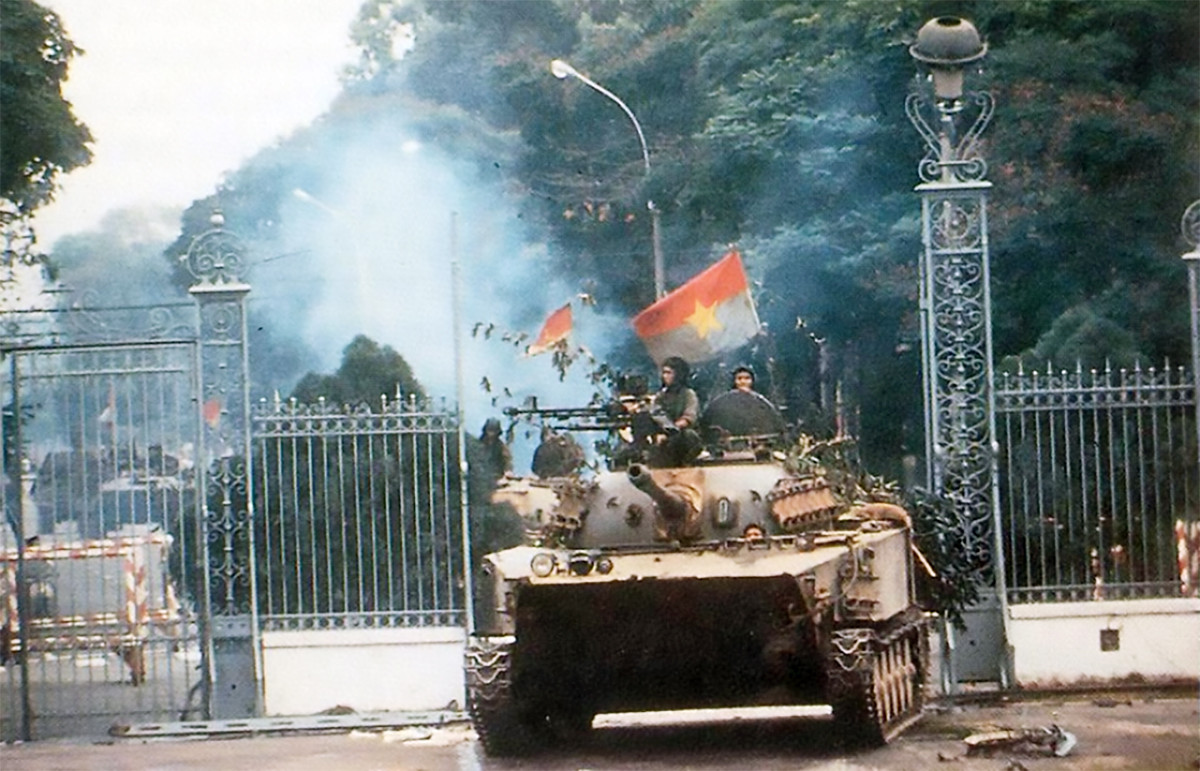 11 giờ 30 phút ngày 30/4/1975, xe tăng của quân giải phóng húc đổ cánh cổng dinh tổng thống ngụy (nay là Dinh Thống Nhất). Ảnh tư liệu