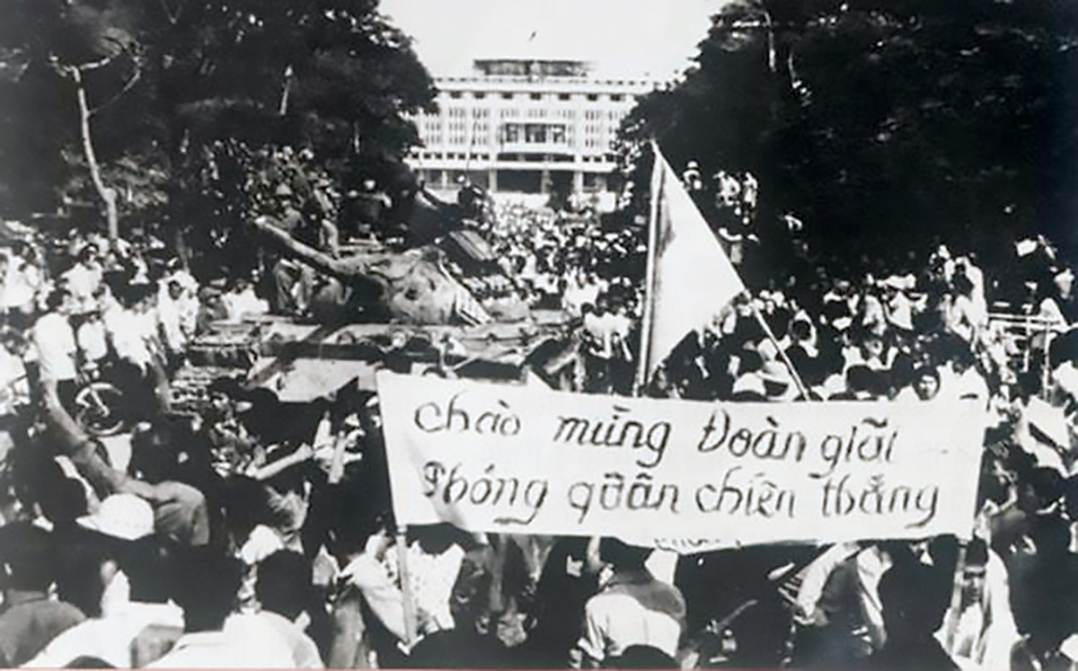 Người dân Sài Gòn chào đón bộ đội giải phóng sau khi Chiến dịch Hồ Chí Minh giành thắng lợi hoàn toàn vào ngày 30/4/1975. Ảnh tư liệu