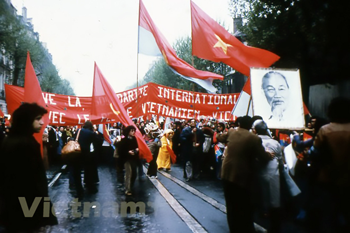 Diễu hành mừng chiến thắng trên đường phố Paris ngày 1/5/1975. Ảnh: Lê Tấn Xuân/Vietnam+
