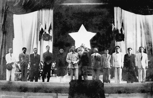 Chủ tịch Hồ Chí Minh cùng các thành viên của Chính phủ tuyên thệ nhậm chức tại Kỳ họp thứ nhất, Quốc hội khóa I (2/3/1946). Ảnh tư liệu