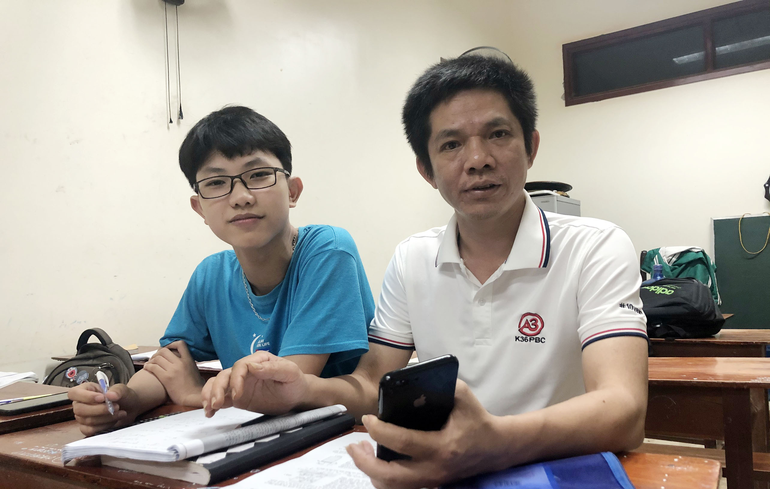 Học sinh Ngô Trí Cảnh và thầy giáo Phan Xuân Sanh - giáo viên chủ nhiệm lớp 11A3 và chủ nhiệm đội tuyển Vật lý. Ảnh: MH