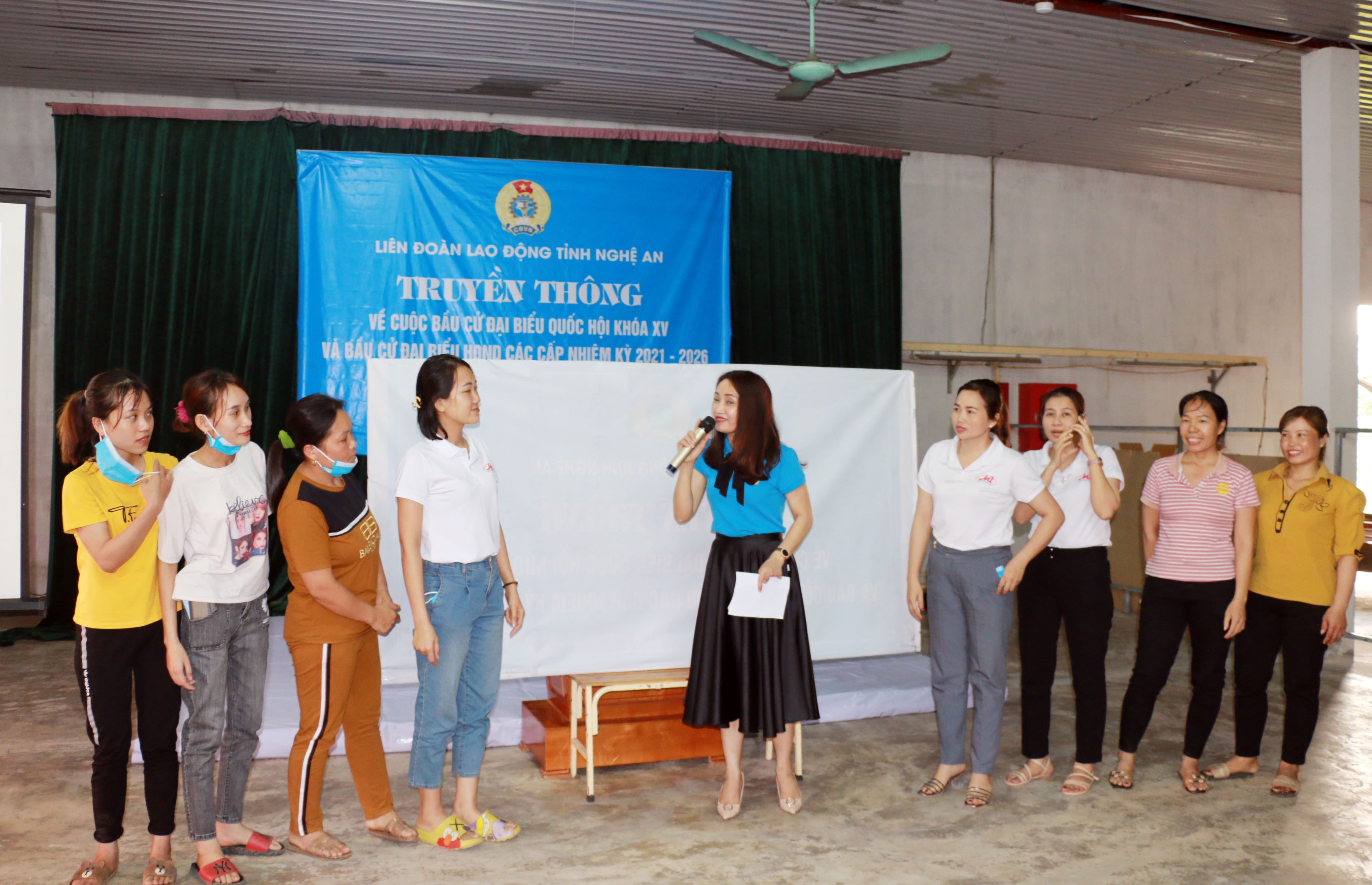 Công nhân lao động huyện Tân Kỳ tham gia chương trình truyền thông. Ảnh: MH