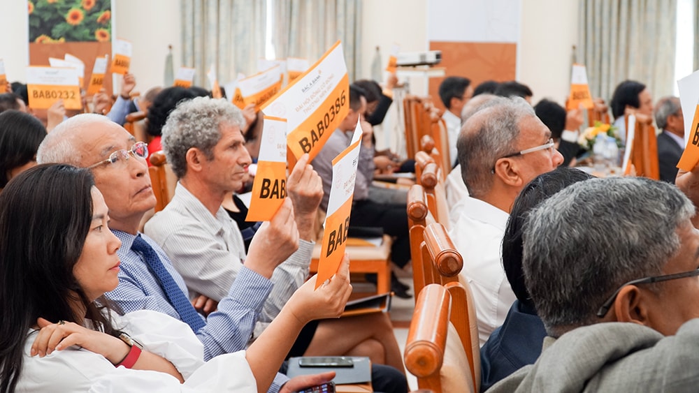Các cổ đông tham gia biểu quyết tại Đại hội. Ảnh: PV
