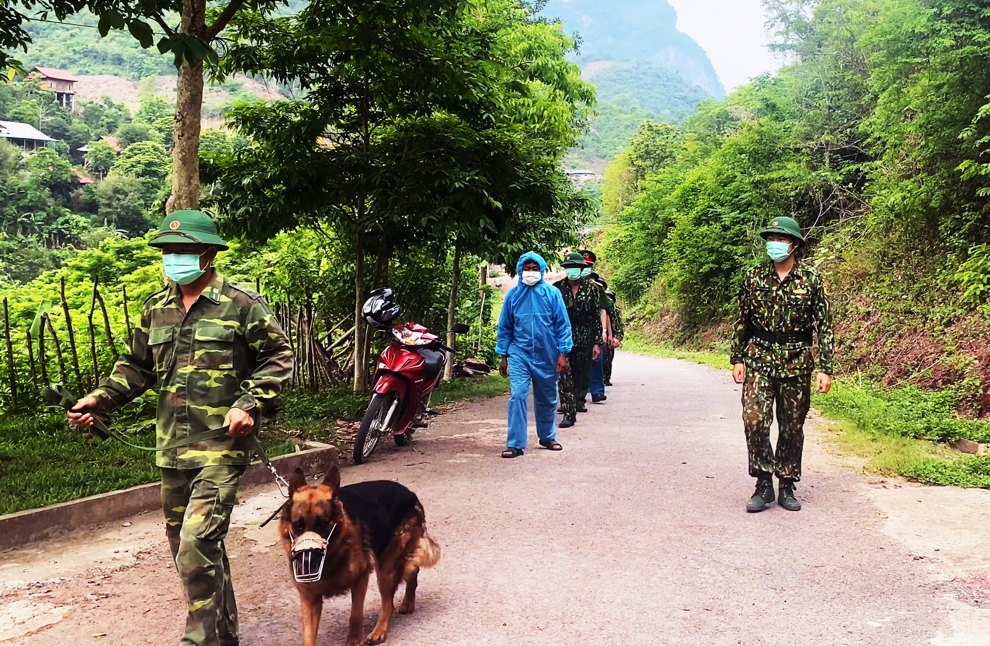 Nhờ triển khai tốt các biện pháp nghiệp vụ, 6 giờ 30 phút ngày 26/4, Đồn Biên phòng Mỹ Lý đã phát biện, bắt giữ đối tượng Lỳ Nhìa Xa (xã Huồi Tụ, huyện Kỳ Sơn) có hành vi nhập cảnh trái phép; xử lý nghiêm vi phậm và đưa đi cách ly y tế tập trung phòng bệnh theo đúng quy định. Ảnh: BPML