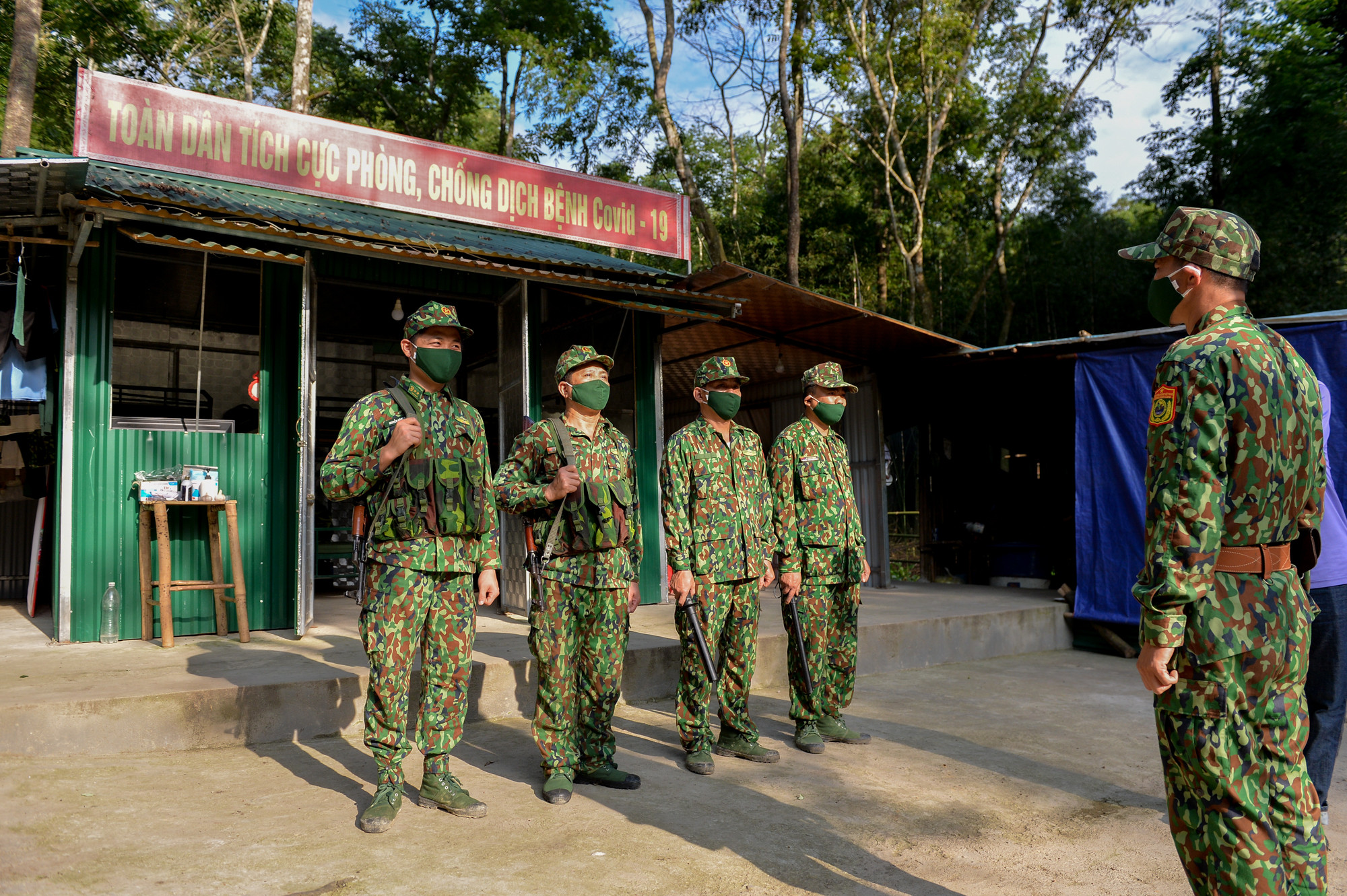 Trước tình hình này, Đảng ủy, Ban chỉ huy các đồn biên phòng đã nâng mức phòng chống dịch lên mức cao nhất; triển khai các phương án chống dịch. Trong đó, tập trung nắm chắc tình hình phía ngoại biên để mà bố trí tuần tra, chốt chặn trên biên giới nhằm phát hiện và ngăn chặn các hoạt động nhập cảnh trái phép từ Lào về Việt Nam. Ảnh: Thành Cường