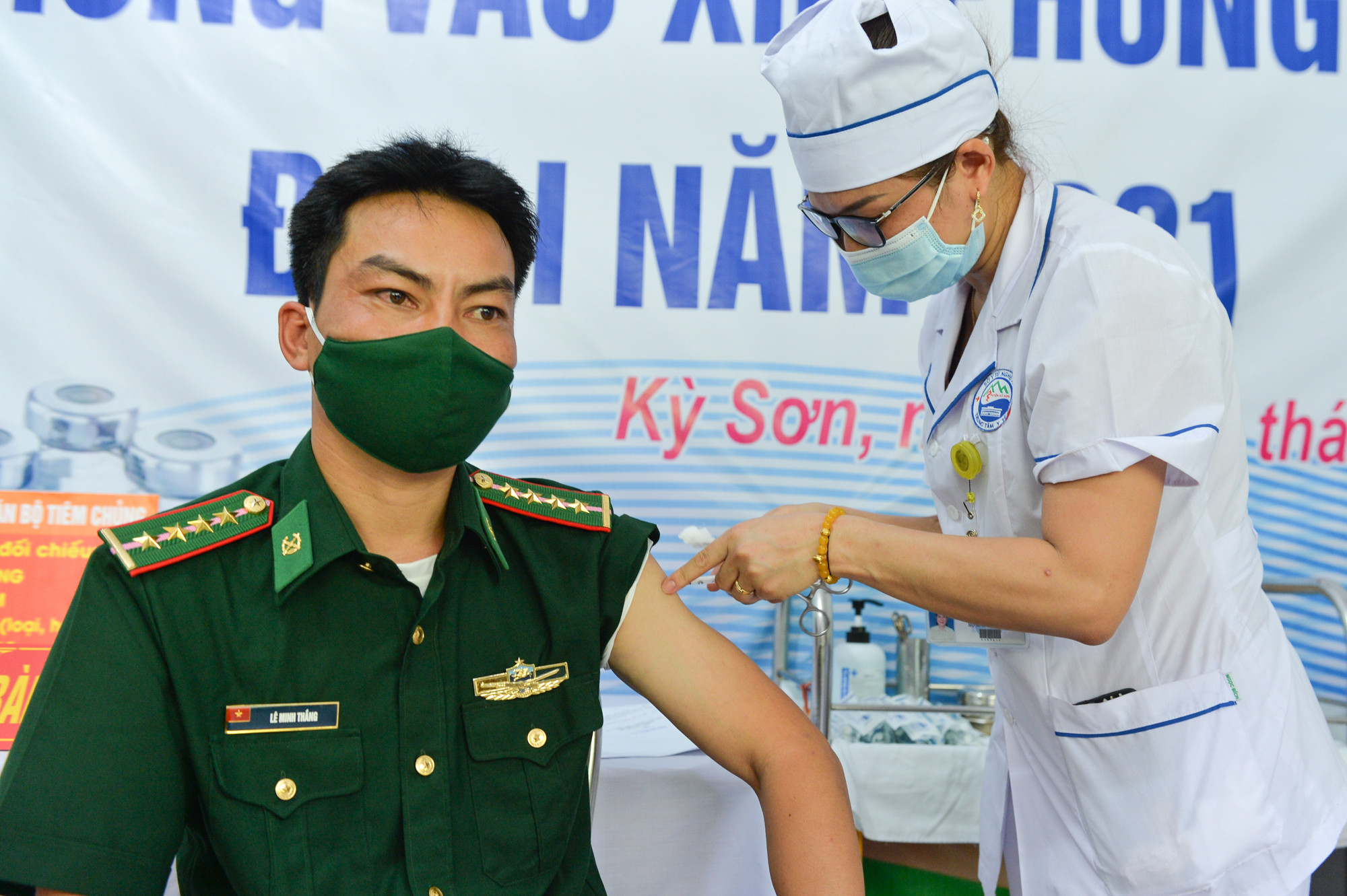 Cán bộ Trung tâm Y tế Kỳ Sơn tiêm vaccine phòng COVID-19 cho cán bộ, chiến sĩ biên phòng đóng quân trên địa bàn. Ảnh: Thành Cường