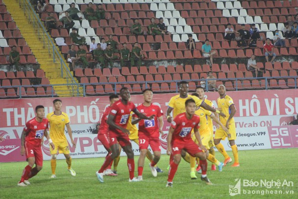 Trận đấu giữa 2 đội ở vòng 13 giai đoạn 1 V.League 2020. Ảnh tư liệu Bá Tuấn