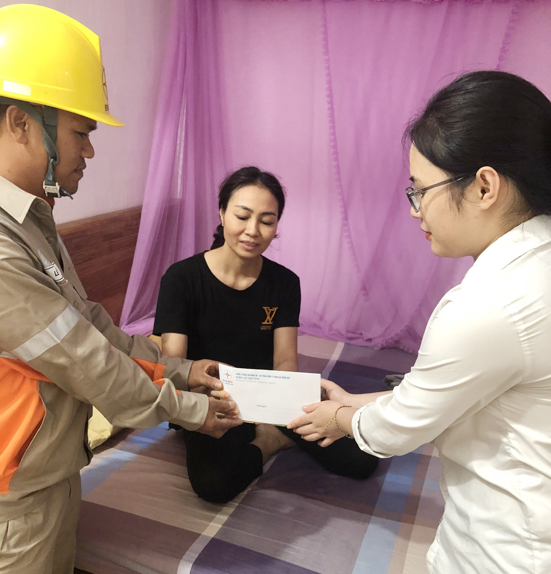 Anh Lê Duy Dũng cùng đồng nghiệp đến thăm hỏi động viên chị Cúc.