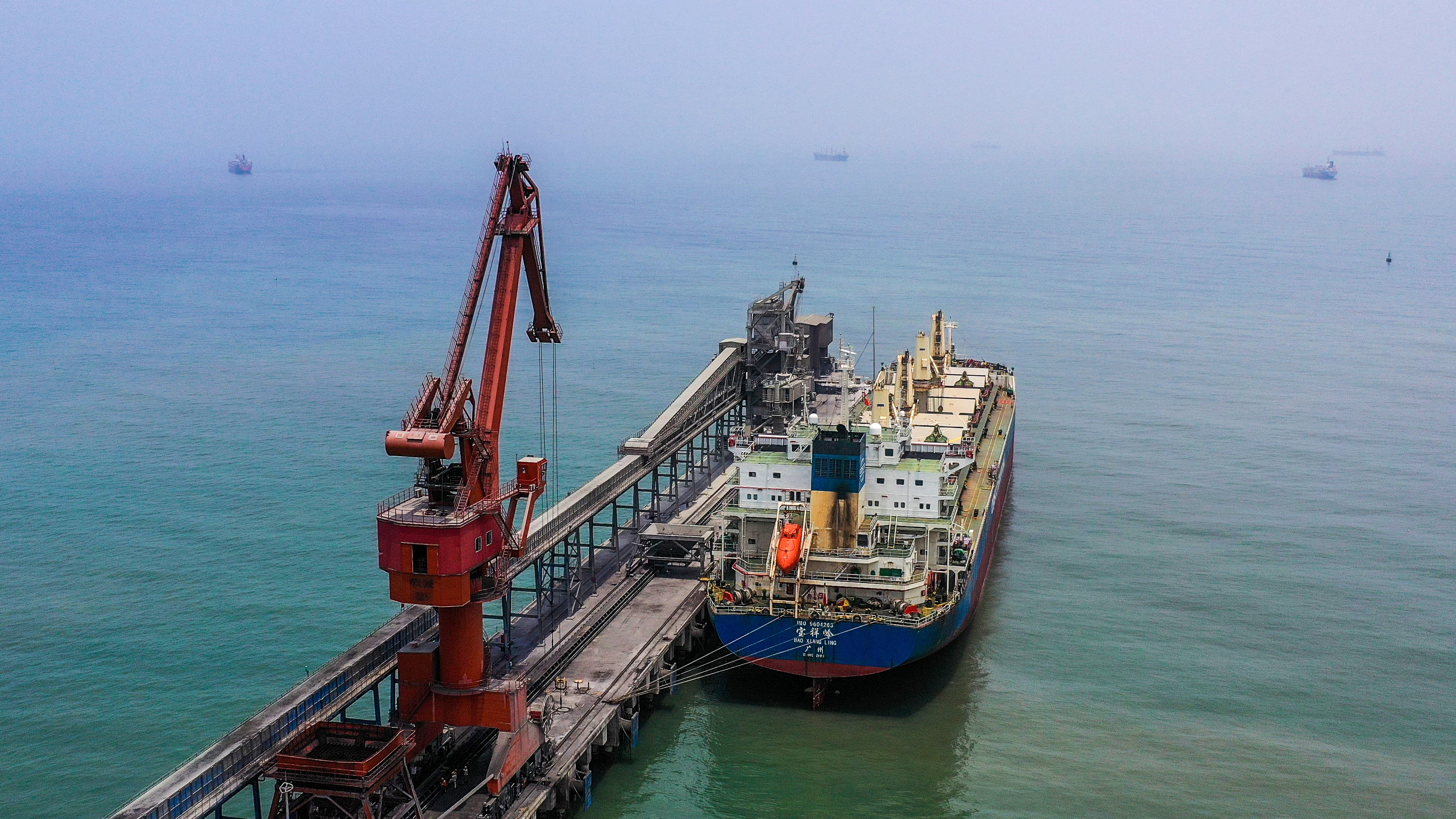Tàu trọng tải lớn vào bốc xếp hàng hóa ở cầu cảng Vissai - Nghi Thiết. Ảnh: Sách Nguyễn