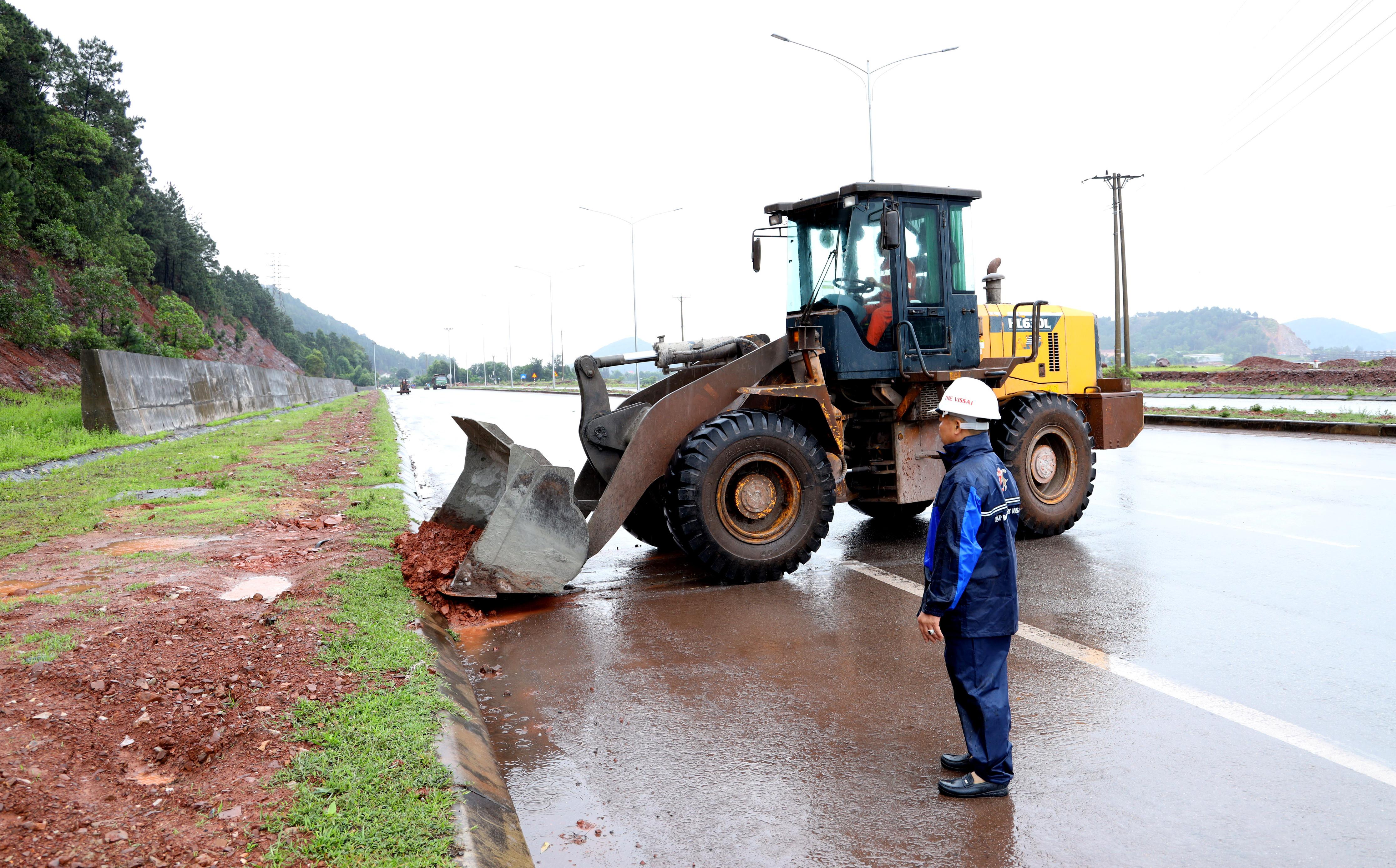 Công nhân Trạm nghiền Xi măng Nghi Thiết - Nghi Lộc dọn vệ sinh trên tuyến đường D4. Ảnh Nguyên Nguyên
