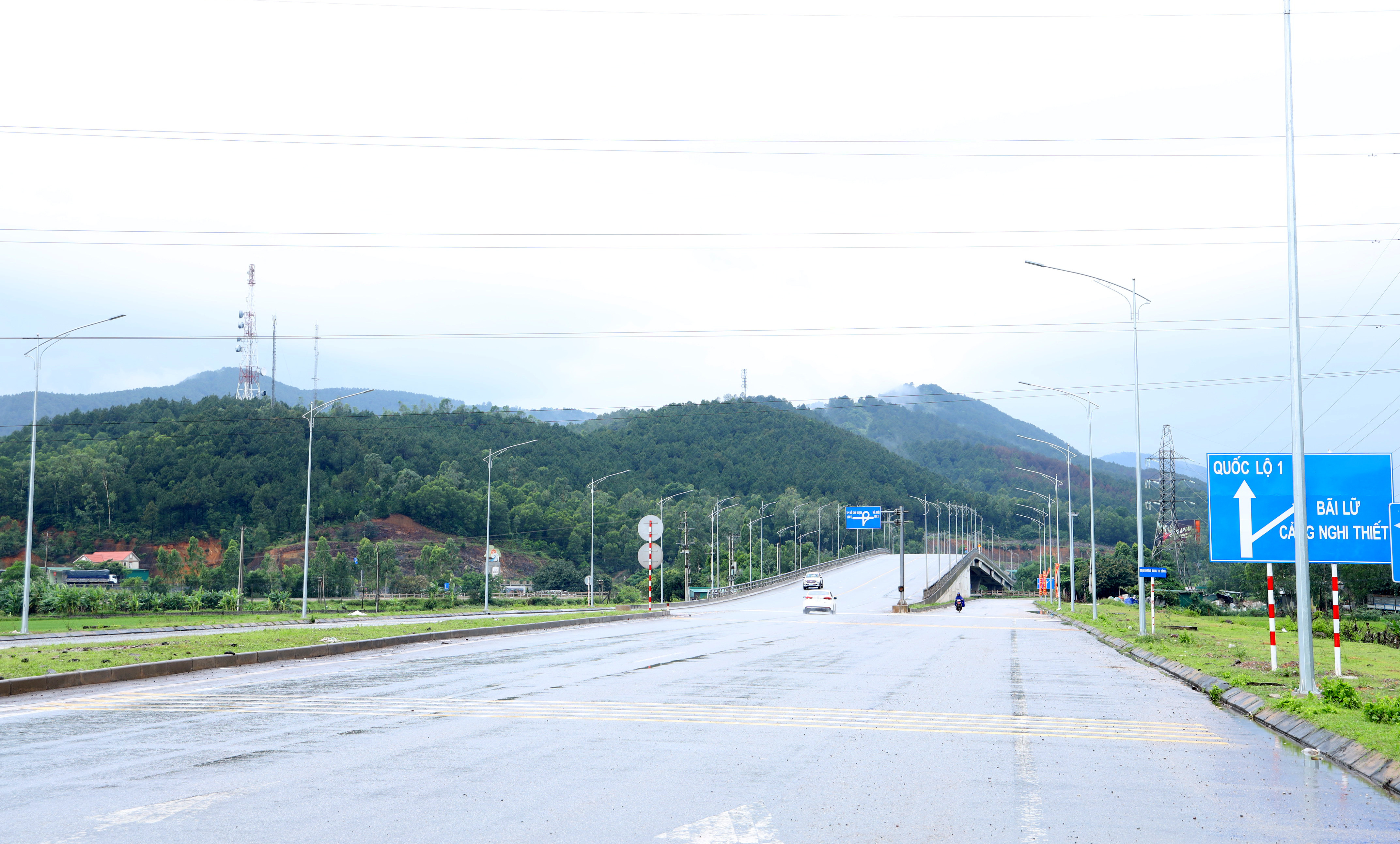 Đoạn đầu đường D4, nơi cầu vượt nối Quốc lộ 1A. Tuyến đường D4 dài hơn 7km qua các xã Nghi Yên, Nghi Tiến và Nghi Thiết nối QL1A dẫn vào vùng Trạm nghiền xi măng và cảng biển Nghi Thiết. Ảnh Nguyên Nguyên biển