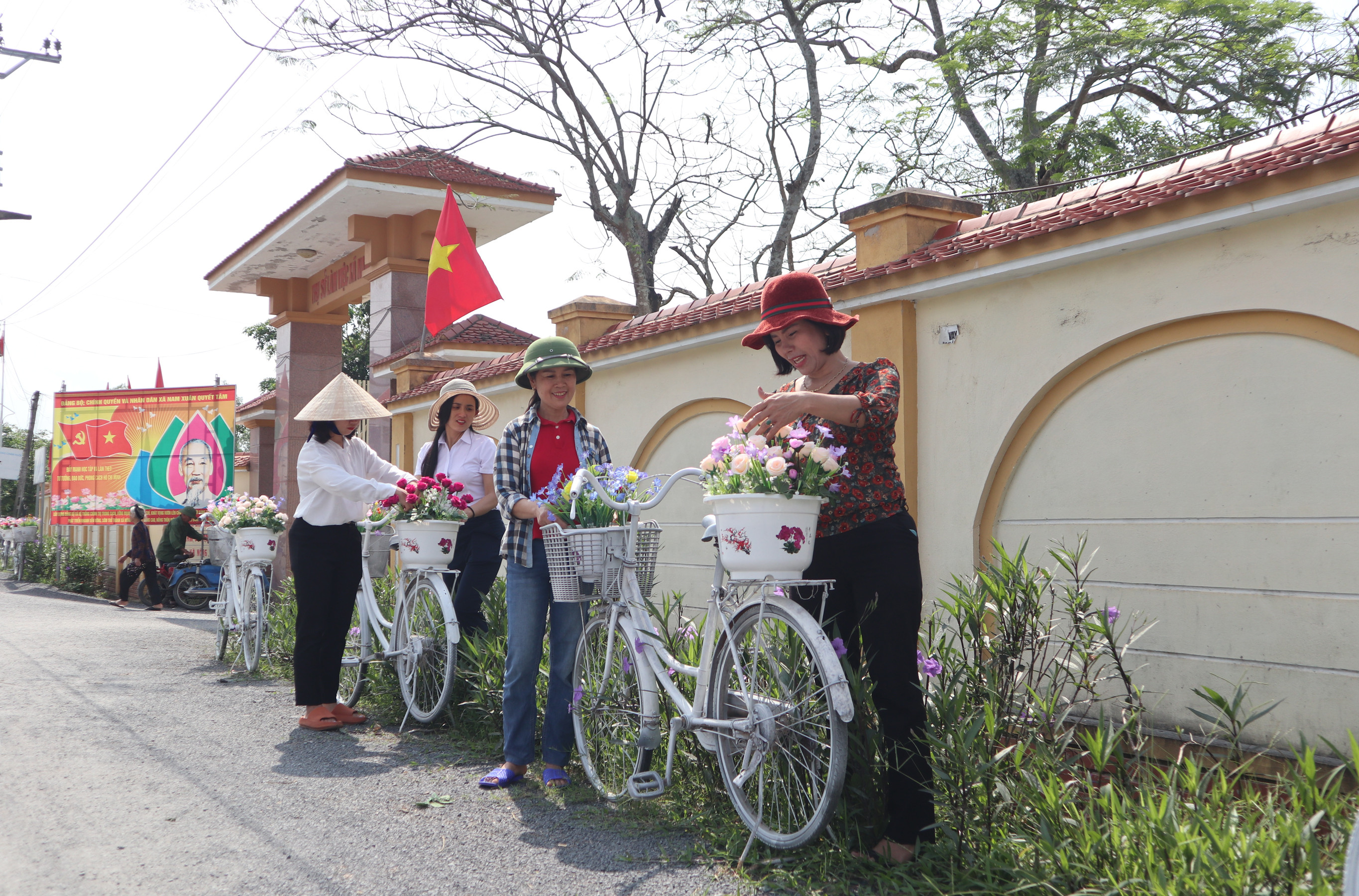 Hội viên Hội LHPN xã Nam Xuân chăm sóc 